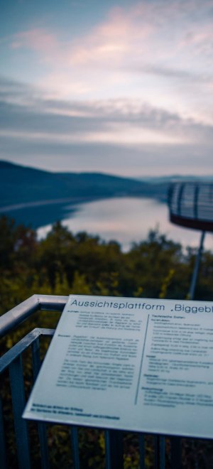 Blick auf ein Informationsschild der Aussichtsplattform Biggeblick im Sauerland am Biggesee, © Tourismus NRW e.V.