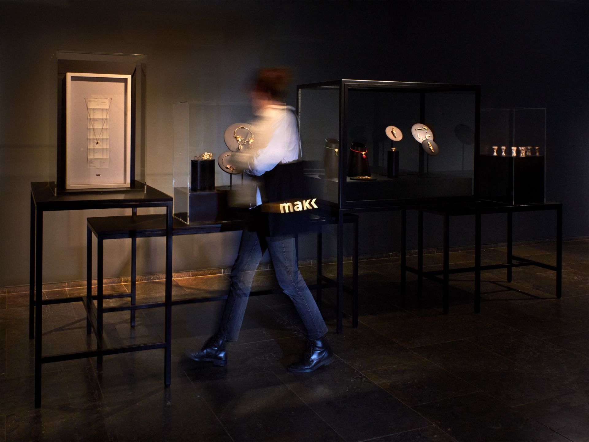 MAKK Ausstellungsansicht: Von Louise Bourgeois bis Yoko Ono. Schmuck von Künstlerinnen