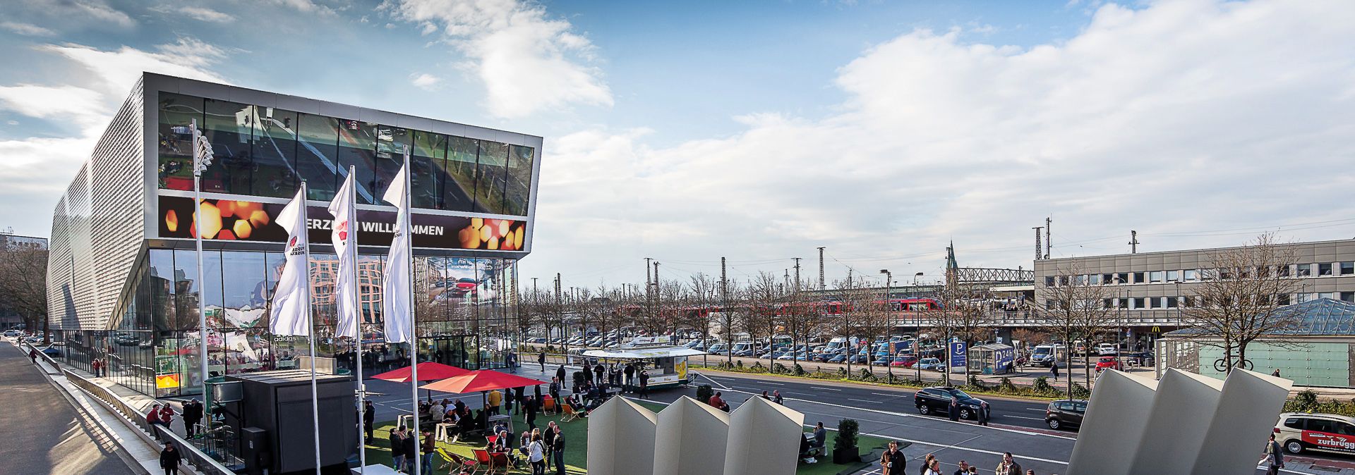 Außenansicht des Deutschen Fußballmuseums Dortmund - direkt am Hauptbahnhof