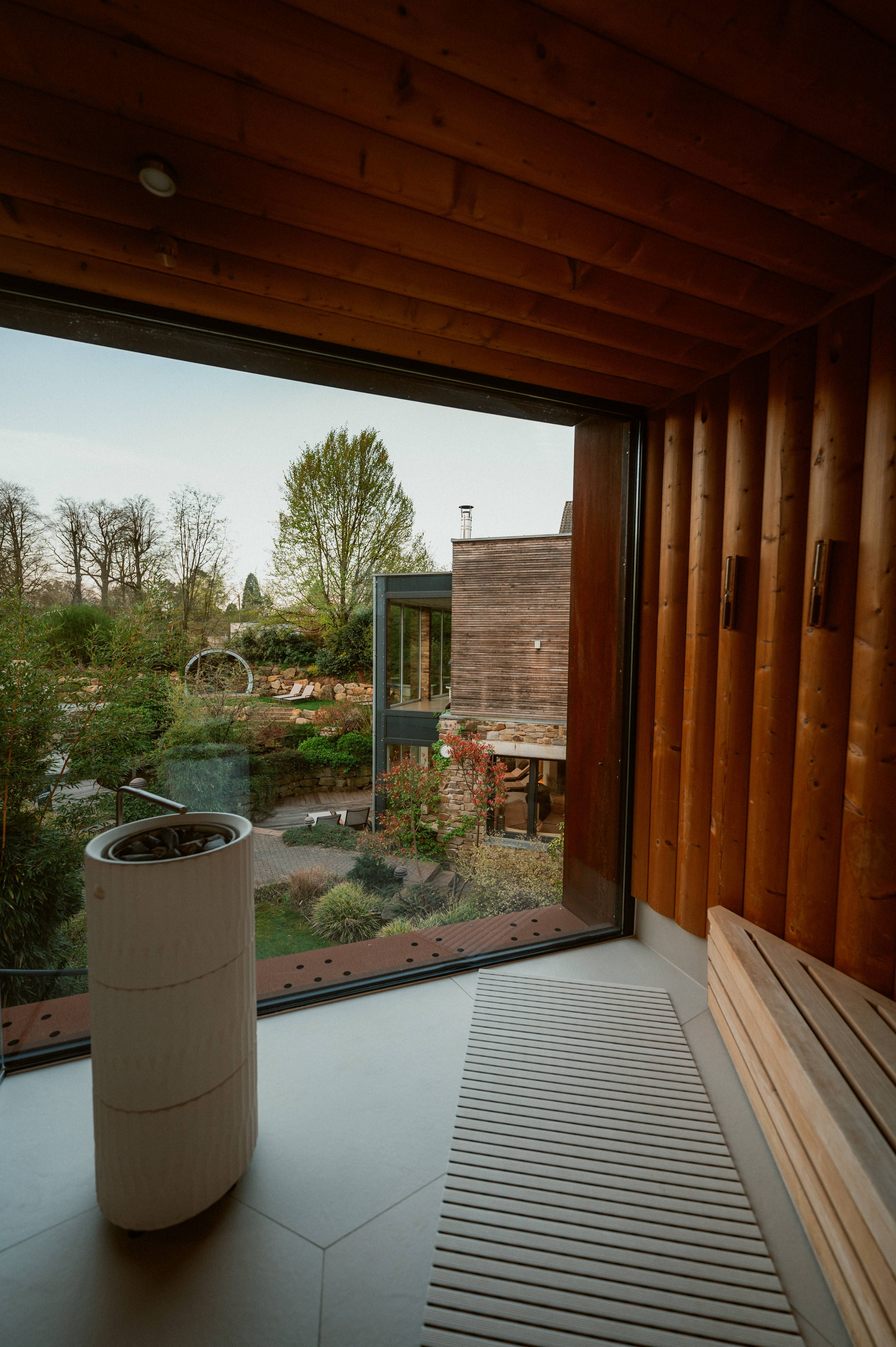 Blick aus finnischer Sauna im Landhotel Voshövel mit Blick in den Saunagarten