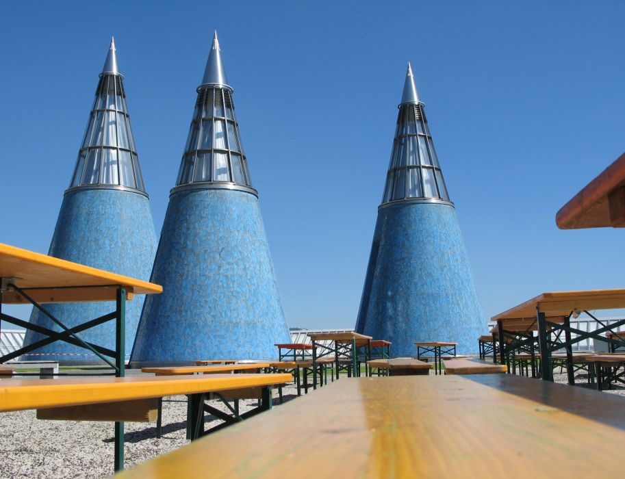 Bundeskunsthalle Bonn, Außenansicht der Lichttürme mit Bänken