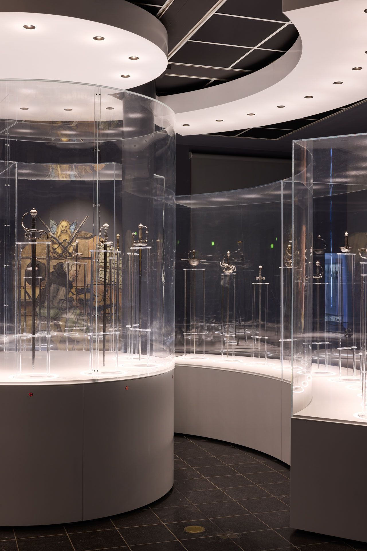 Vitrine im Deutschen Klingenmuseum in Solingen