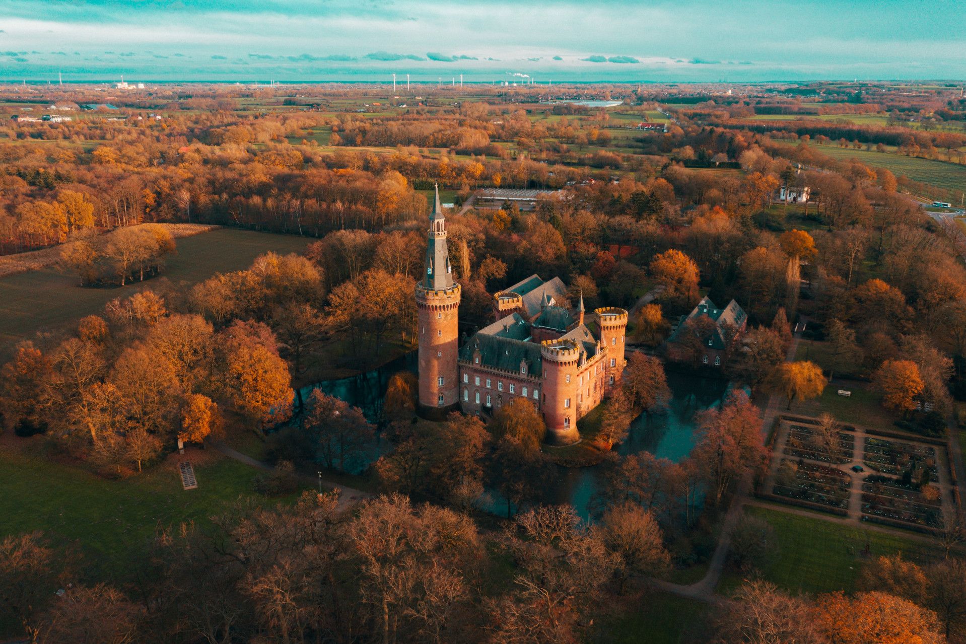 Eingebettet in die niederrheinische Landschaft liegt das neugotische Wasserschloss Moyland