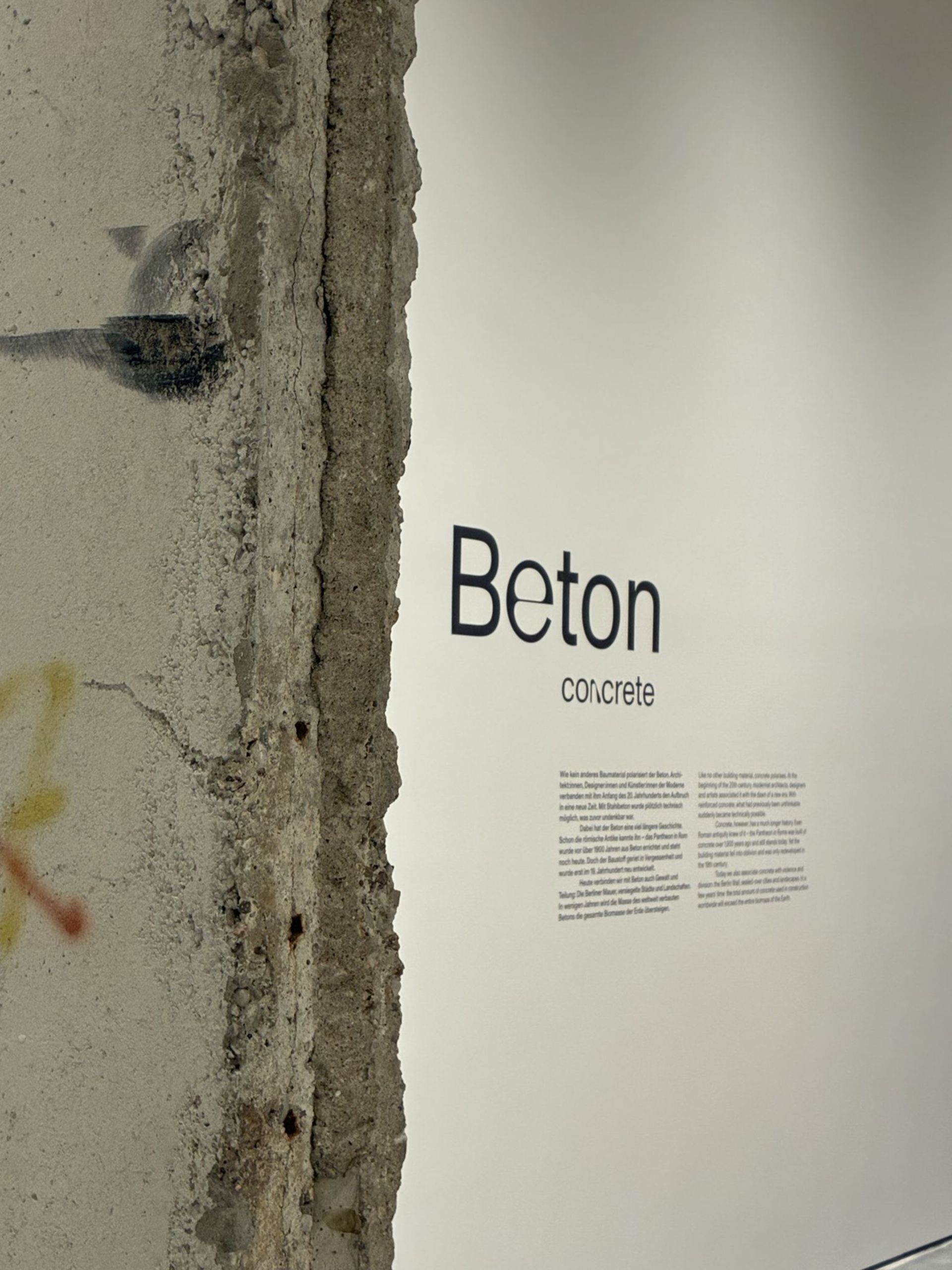 Unter dem Oberthema "Beton" ist beispielsweise ein Stück der Berliner Mauer zu sehen. Es handelt sich um das Segment Nr. 297 aus dem Bereich zwischen Reichstag und Brandenburger Tor, auf dem ein Kunstwerk des französischen Künstlers Thierry Noir zu sehen ist
