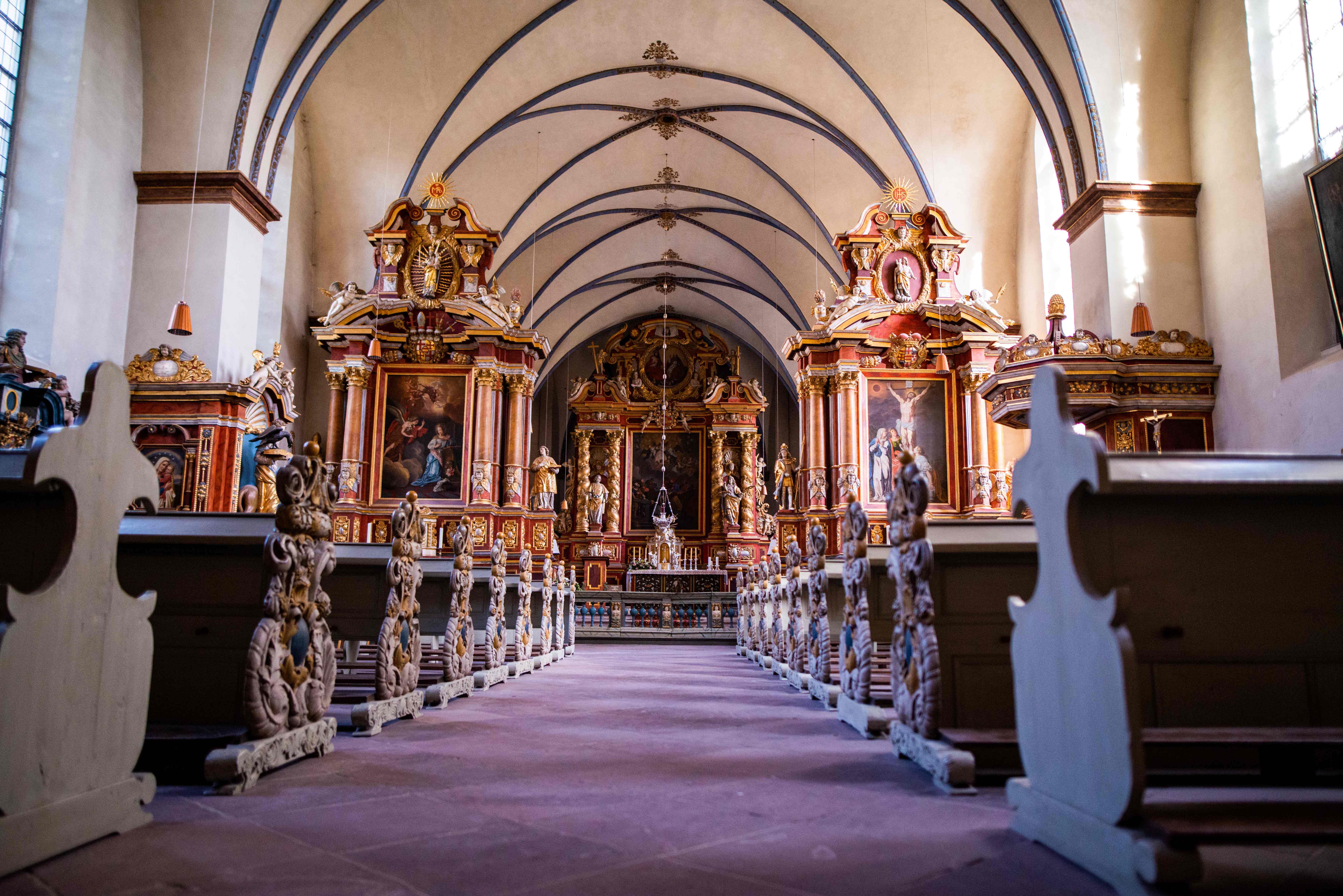 Reich geschmückter Kirchraum in gold und lila 