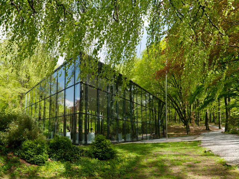 Einer der Pavillons für Wechselausstellungen internationaler Künstler im Skulpturenpark Waldfrieden in Wuppertal