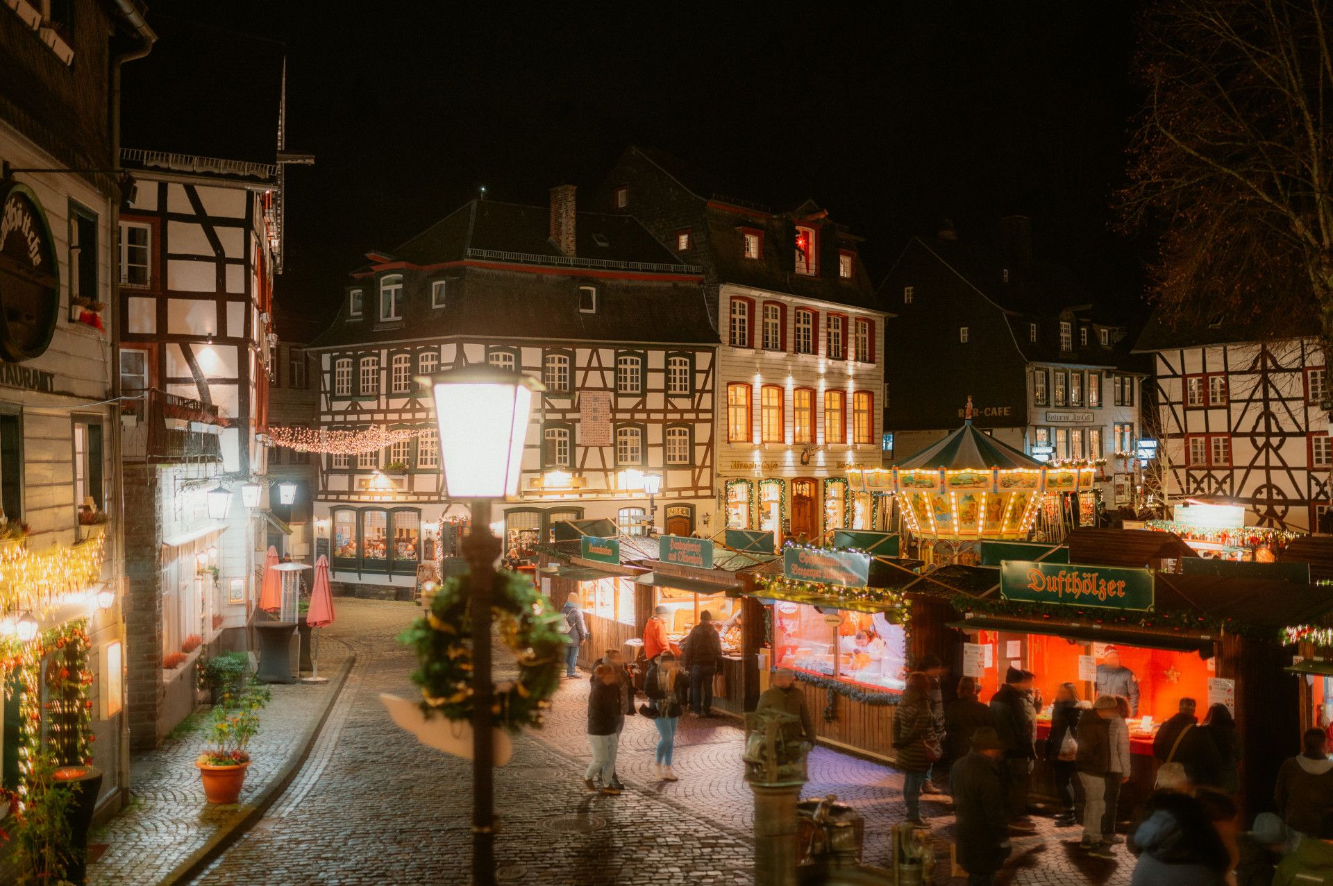 Monschau Weihnachtsmarkt beleuchteter Ortskern