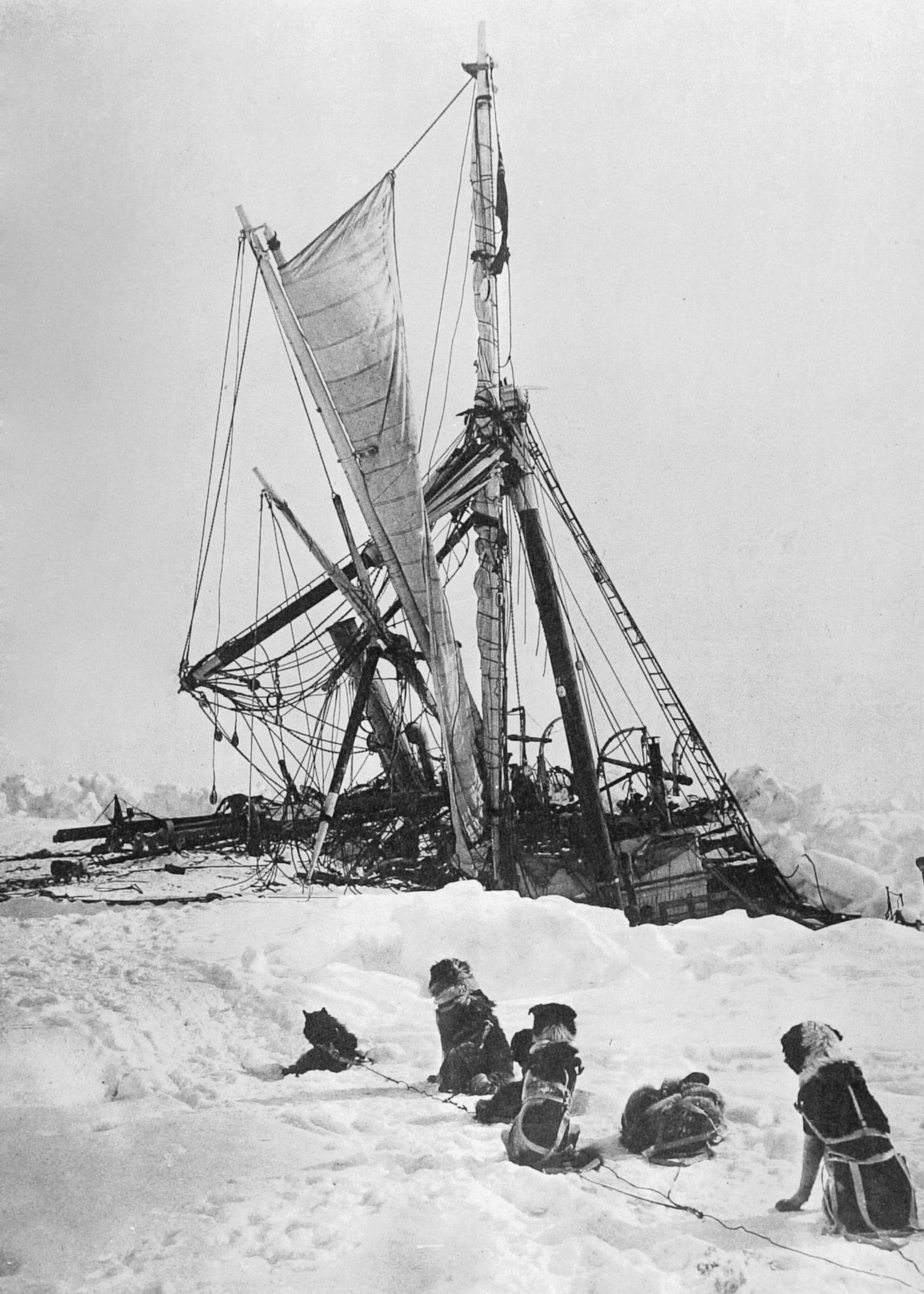Die sinkende Endurance im Packeis, 1915