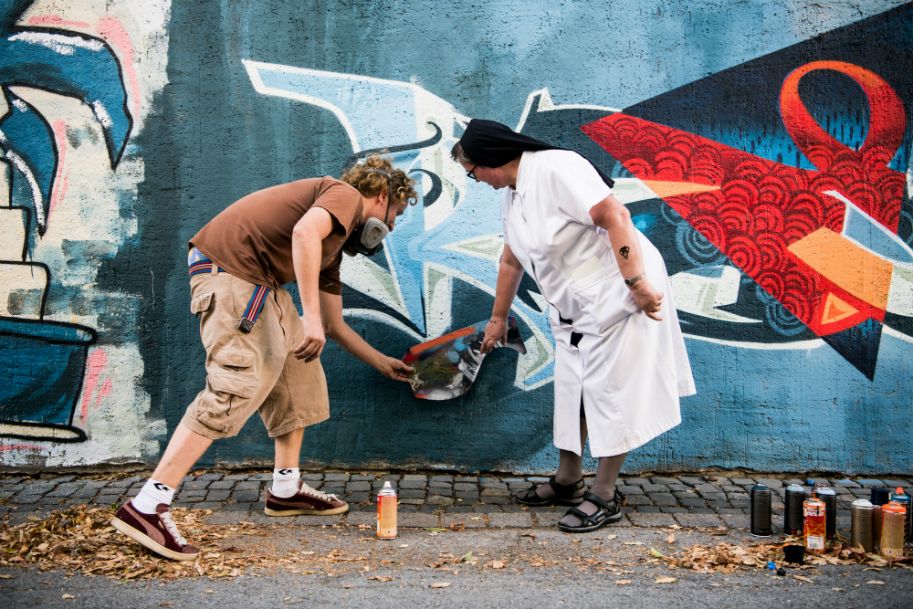 Die Graffitimauer "Busdorfgalerie" ist eine 70 Meter lange Fläche vor dem Vincentinerinnen-Kloster in Paderborn