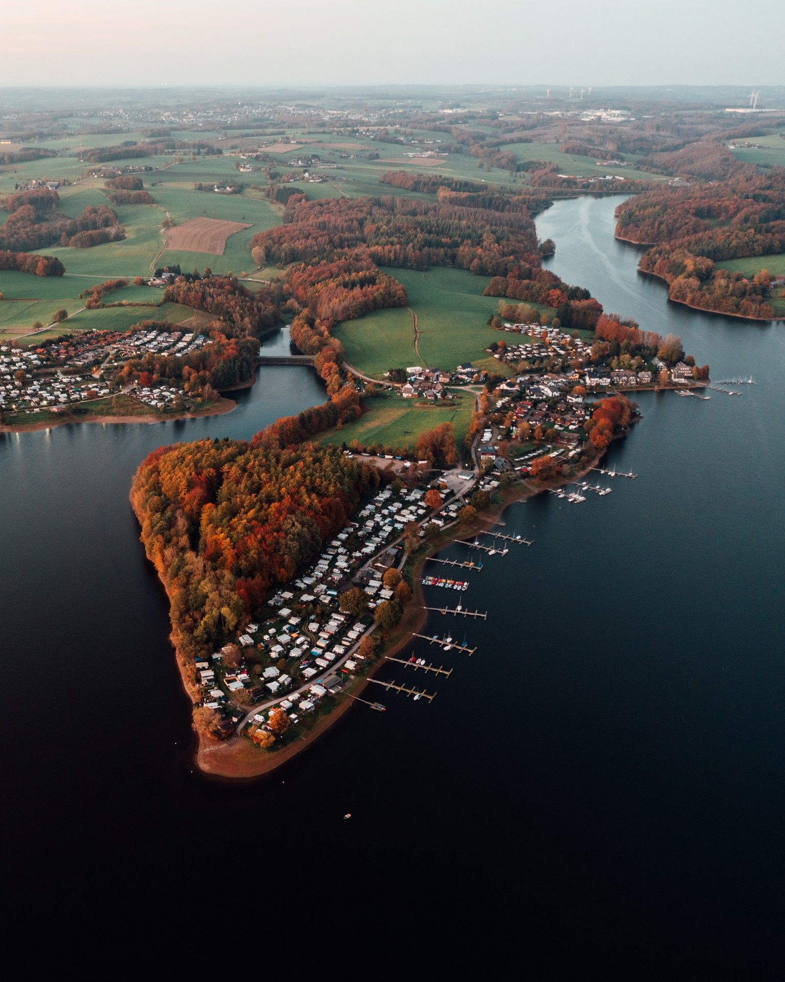 Bevertalsperre Drohnenaufnahme, Naturpark Bergisches Land