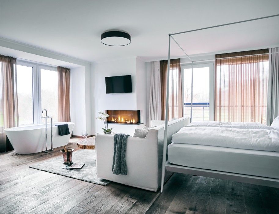 Zimmer mit Kamin und Badewanne