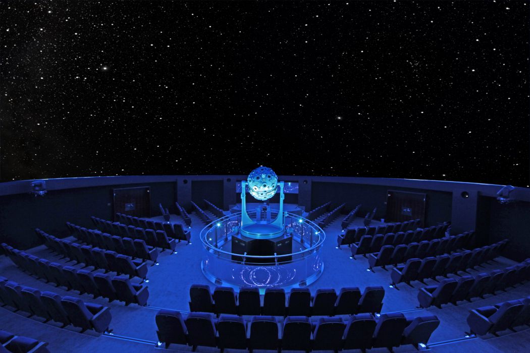 Eine der modernsten Projektionsanlagen weltweit stellt weit entfernte Sterne und Planeten im Zeiss Planetarium Bochum dar