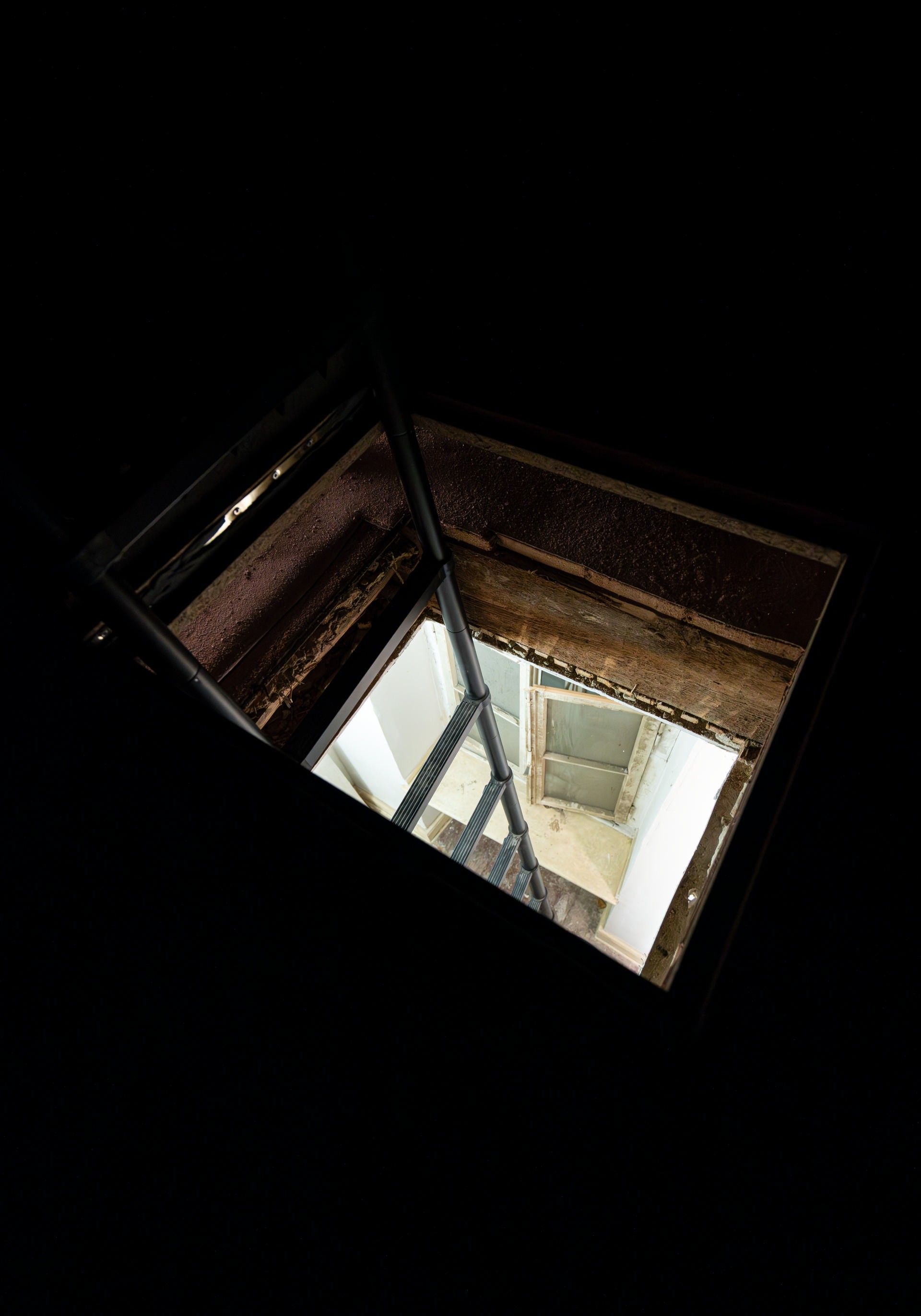 Blick durch eine Bodenluke im originalen Haus u r in Mönchengladbach-Rheydt