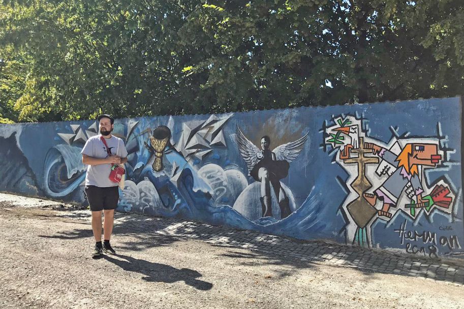 Sven Niemann erklärt bei der Street-Art-Tour, was Graffitikunst ausmacht