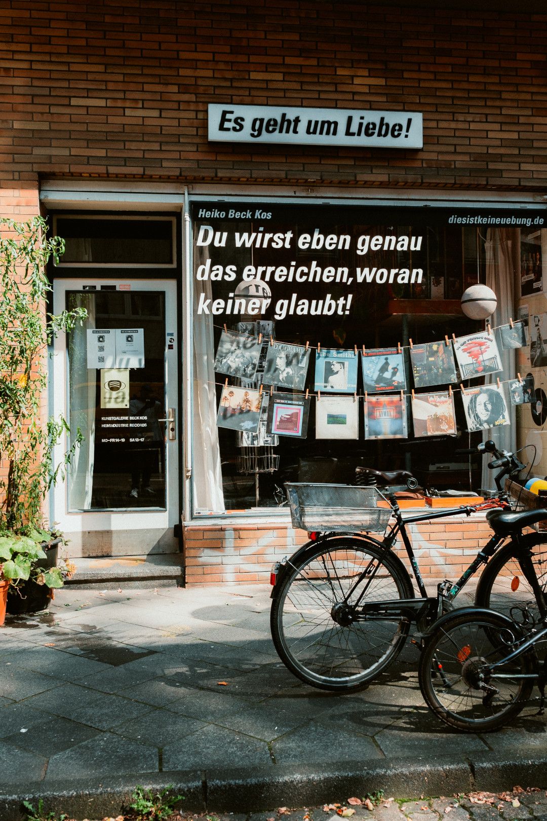 "Es geht um Liebe" steht über einem Schaufenster 