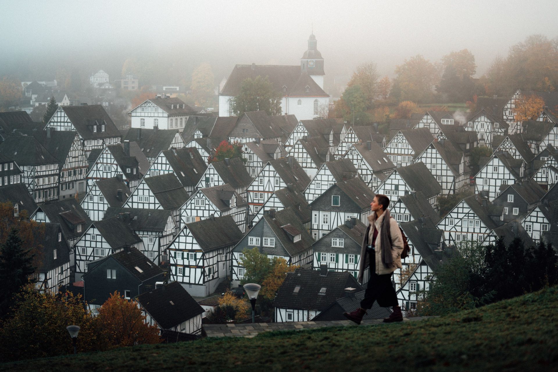 Wanderin von der Altstadt von Freudenberg im Herbst