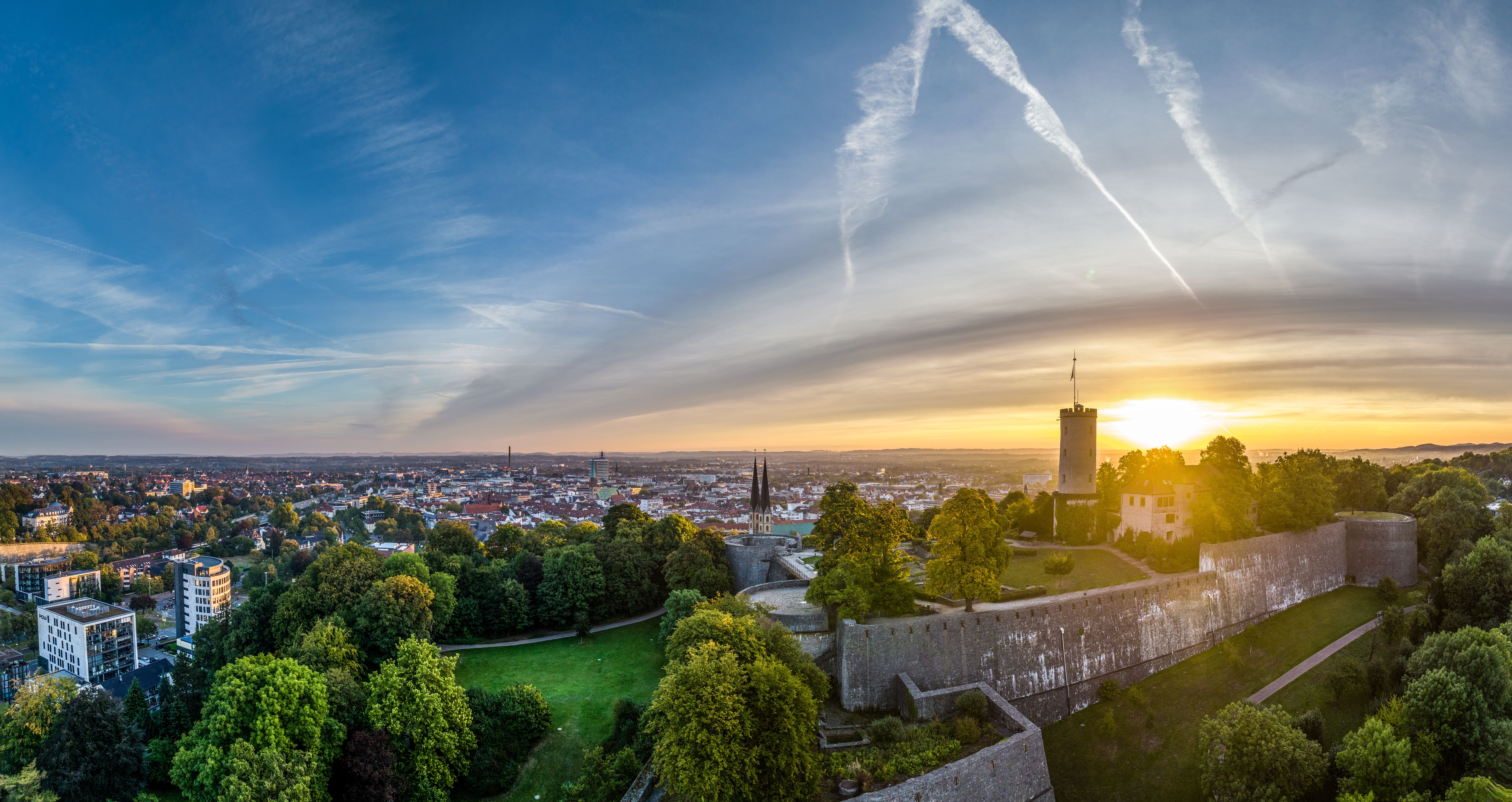 Panoramablick auf die Sparrenburg in Bielefeld bei Sonnenuntergang.