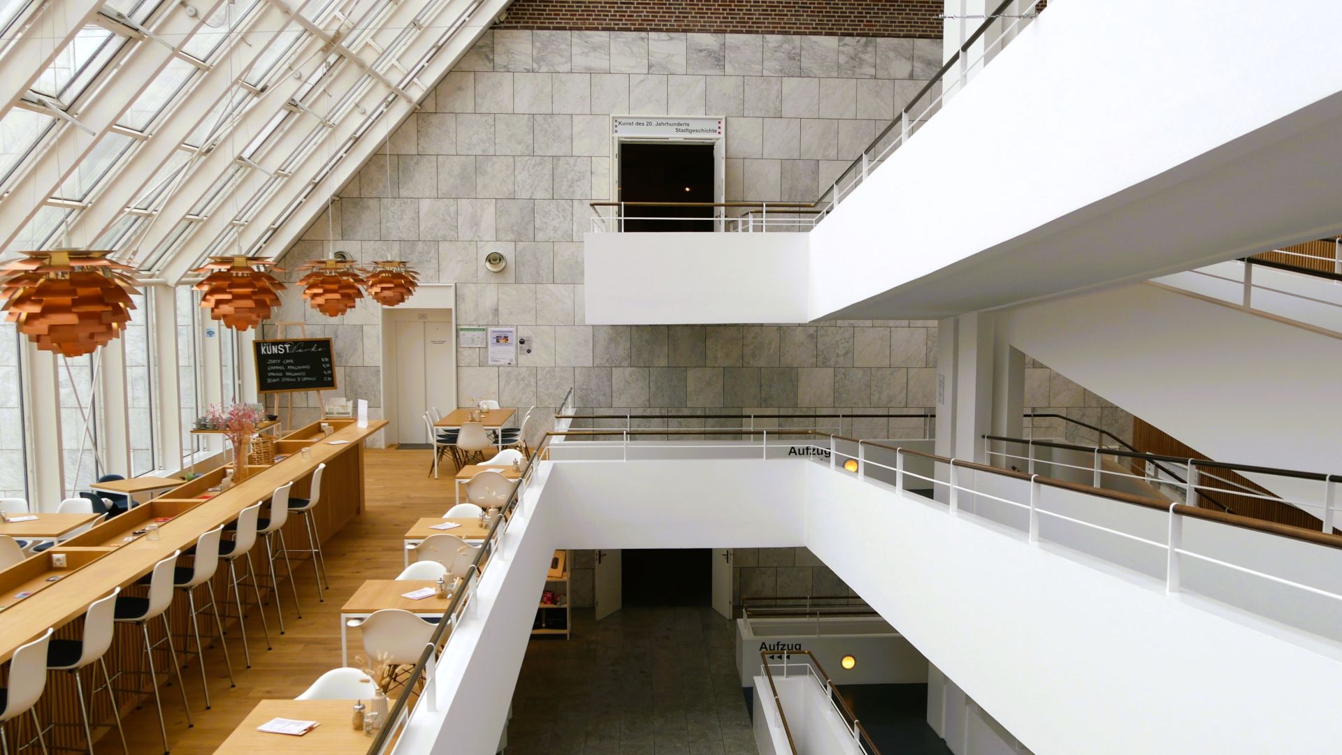 Das Gustav-Lübcke-Museum in Hamm hat eine Gesamtfläche von rund 4.000 Quadratmetern. Auf dieser Fläche werden fünf große Dauerausstellungen sowie wechselnde Sonderausstellungen gezeigt