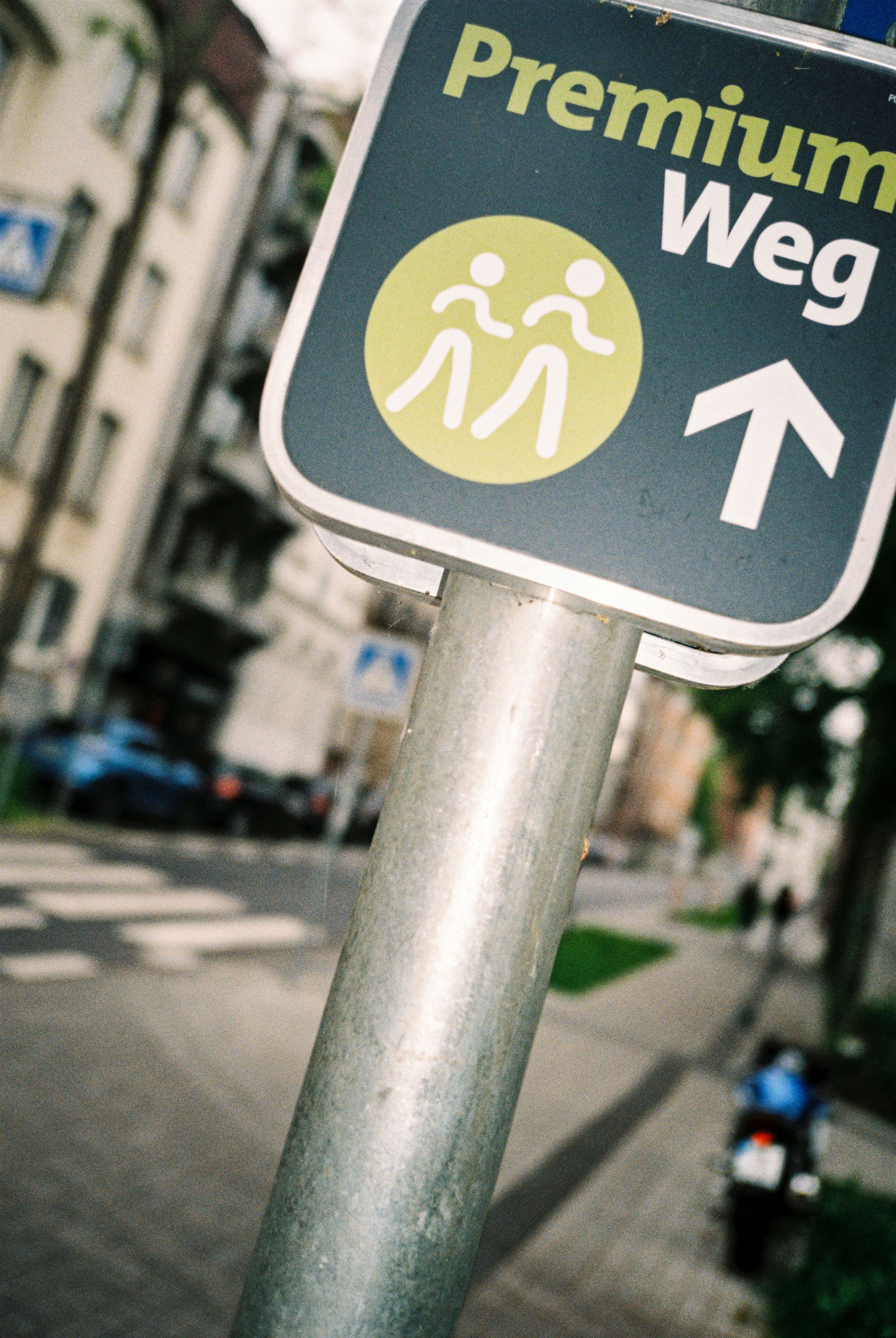Ein grünes Schild mit der Aufschrift Premium Weg in Aachen.