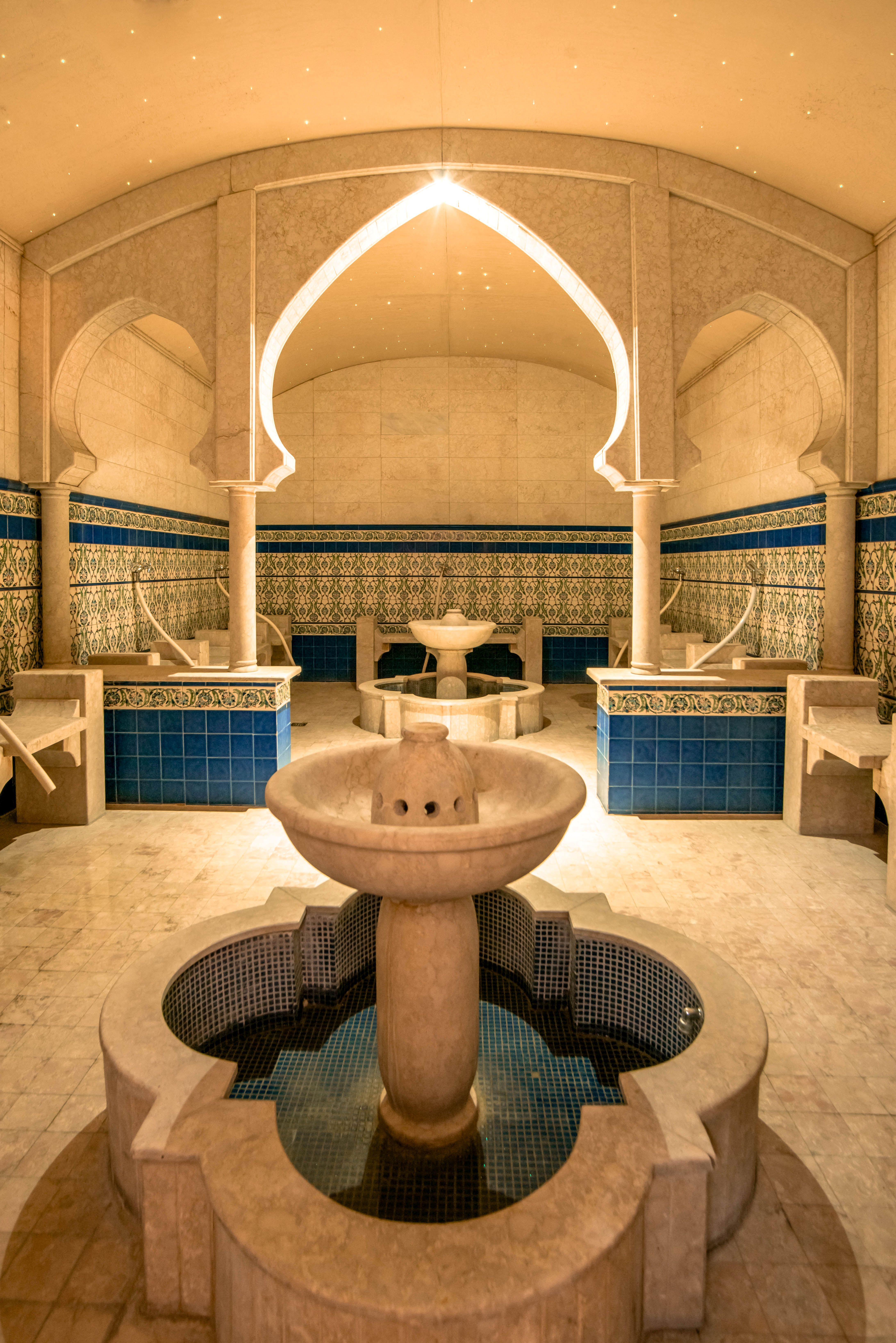 Prächtiger, orientalisch gestalteter Hamam mit zentralem Brunnen und kunstvollen Fliesenmustern