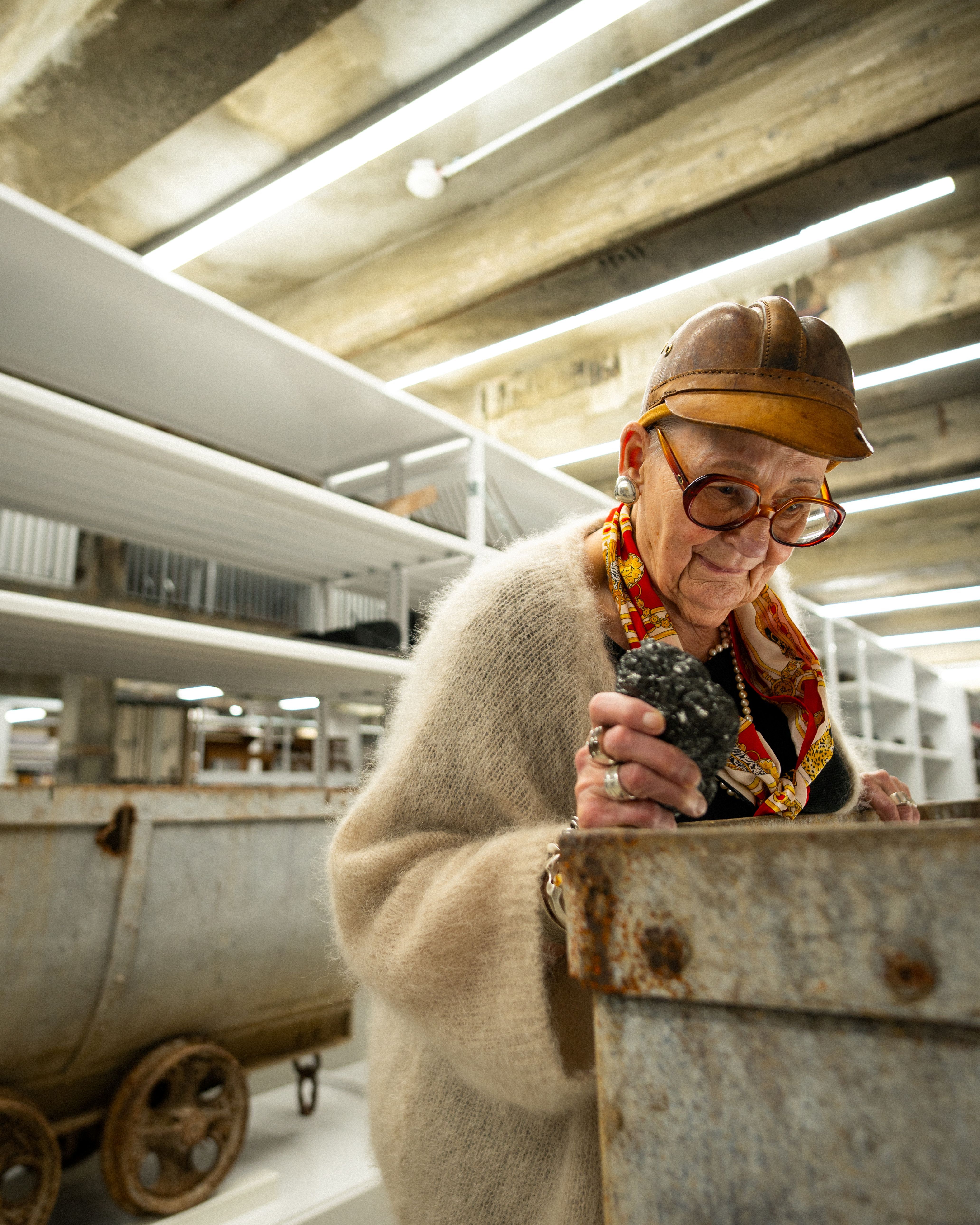 Ältere Frau besucht das Ruhr Museum