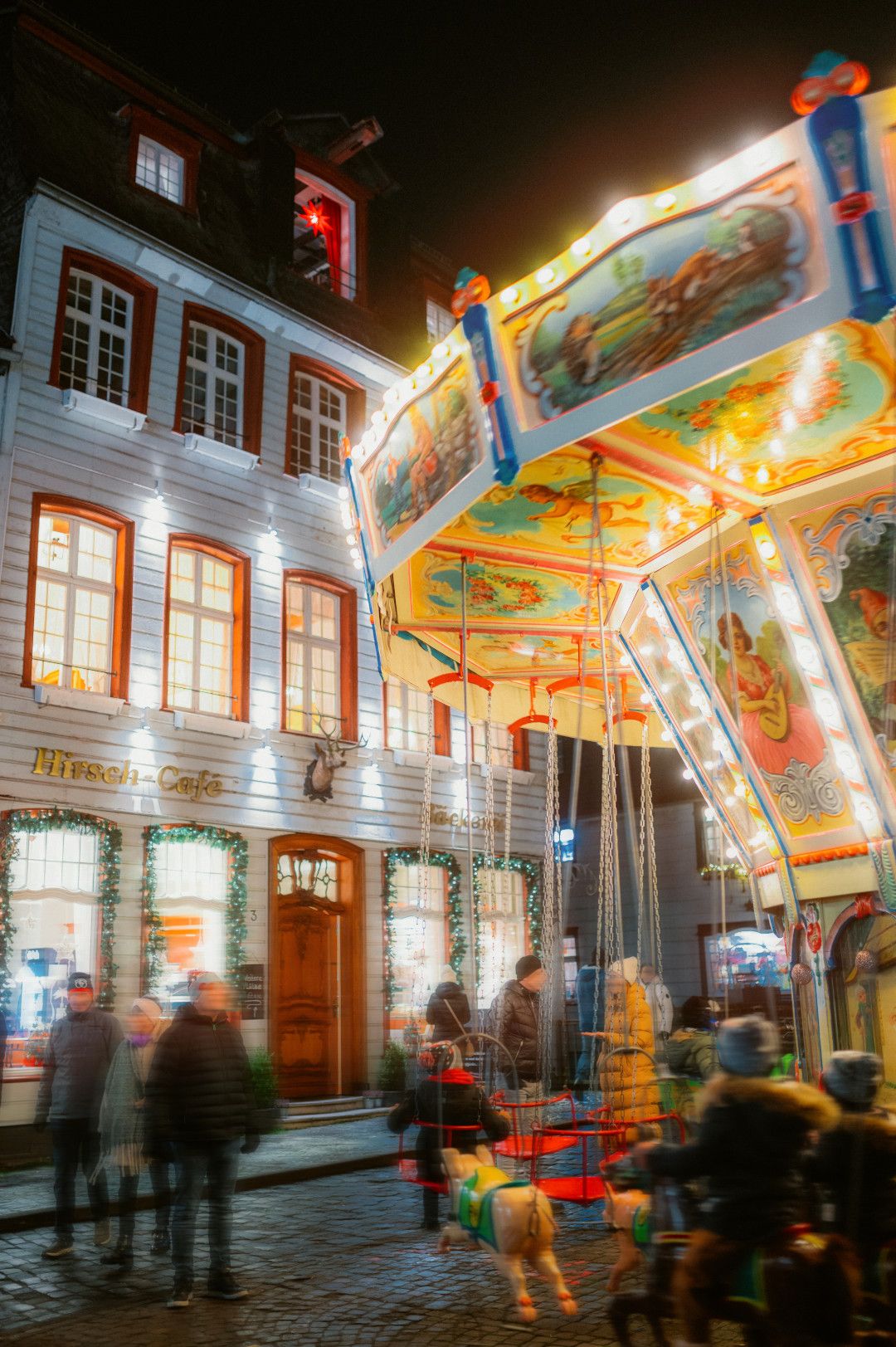 Monschau Weihnachtsmarkt Hirschcafé und Karussell