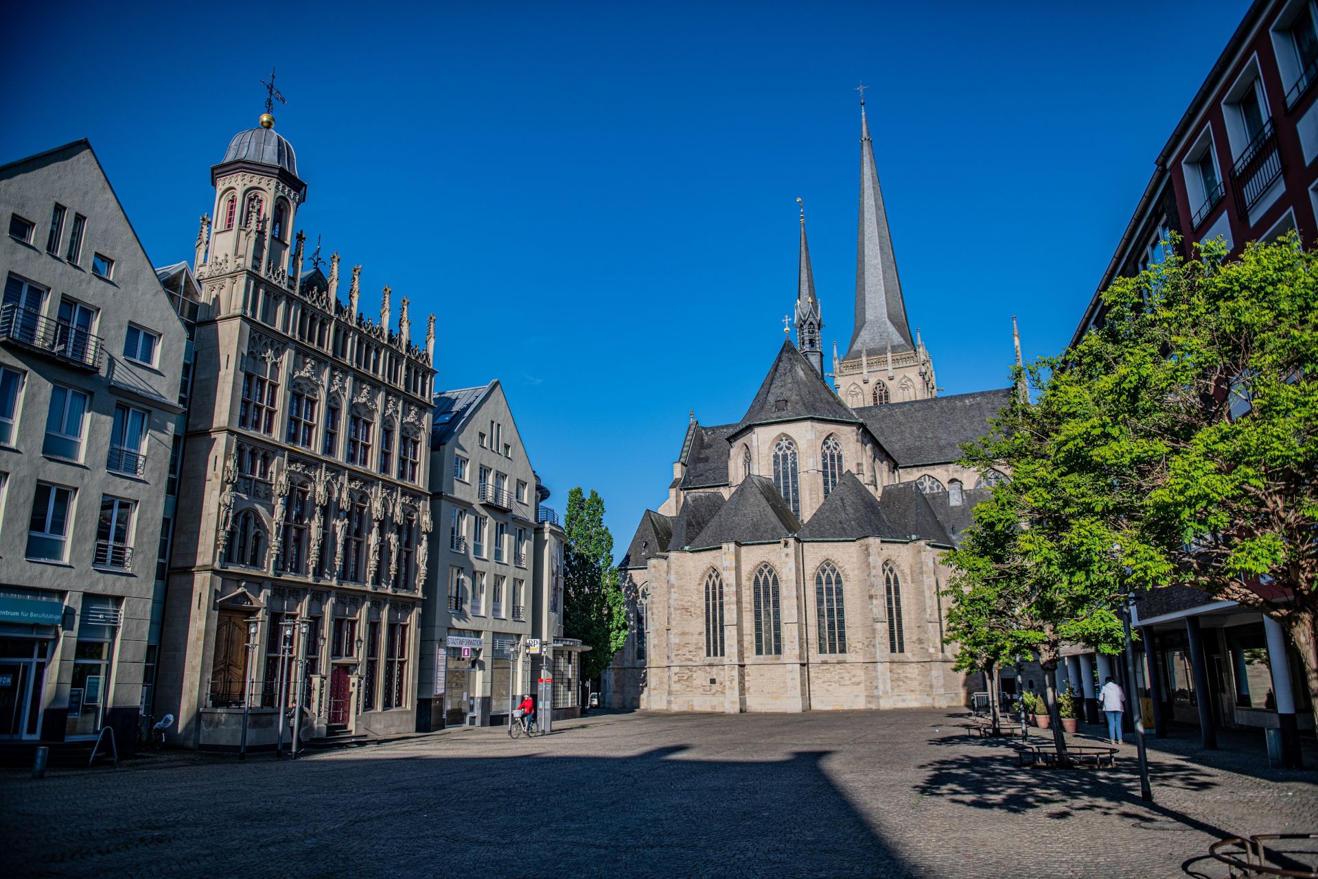 Am Großen Markt in Wesel entdecken Reisende den Willibrordi-Dom und das historische Rathaus der Stadt
