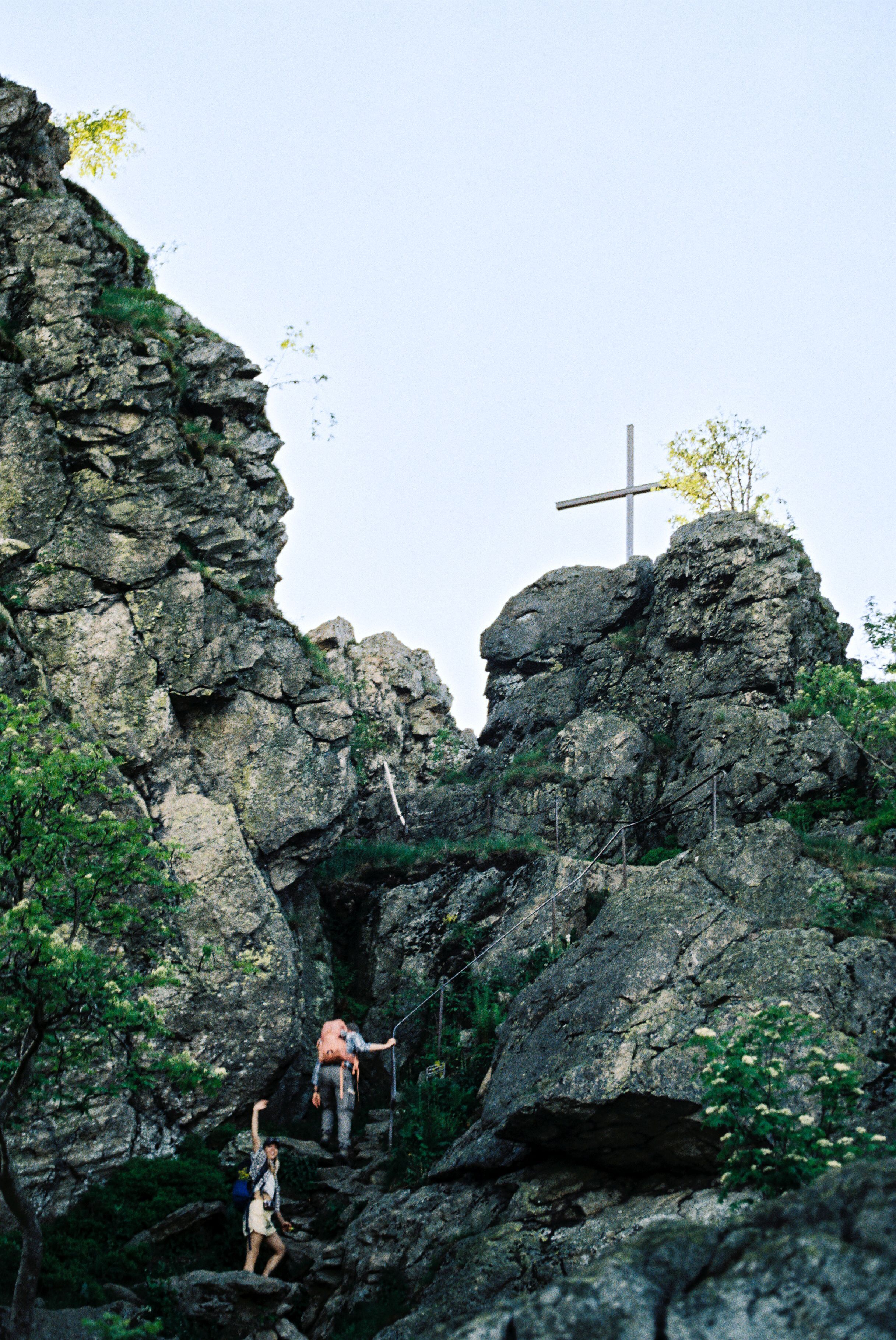 Wanderer auf Pfad zum Gipfelkreuz der Bruchhauser Steine auf dem Rothaarsteig.