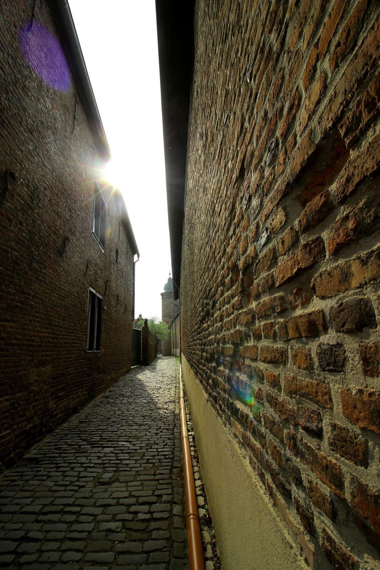 Blick auf eine schmale Gasse im historischen Ortskern von Bedburg in Alt-Kaster