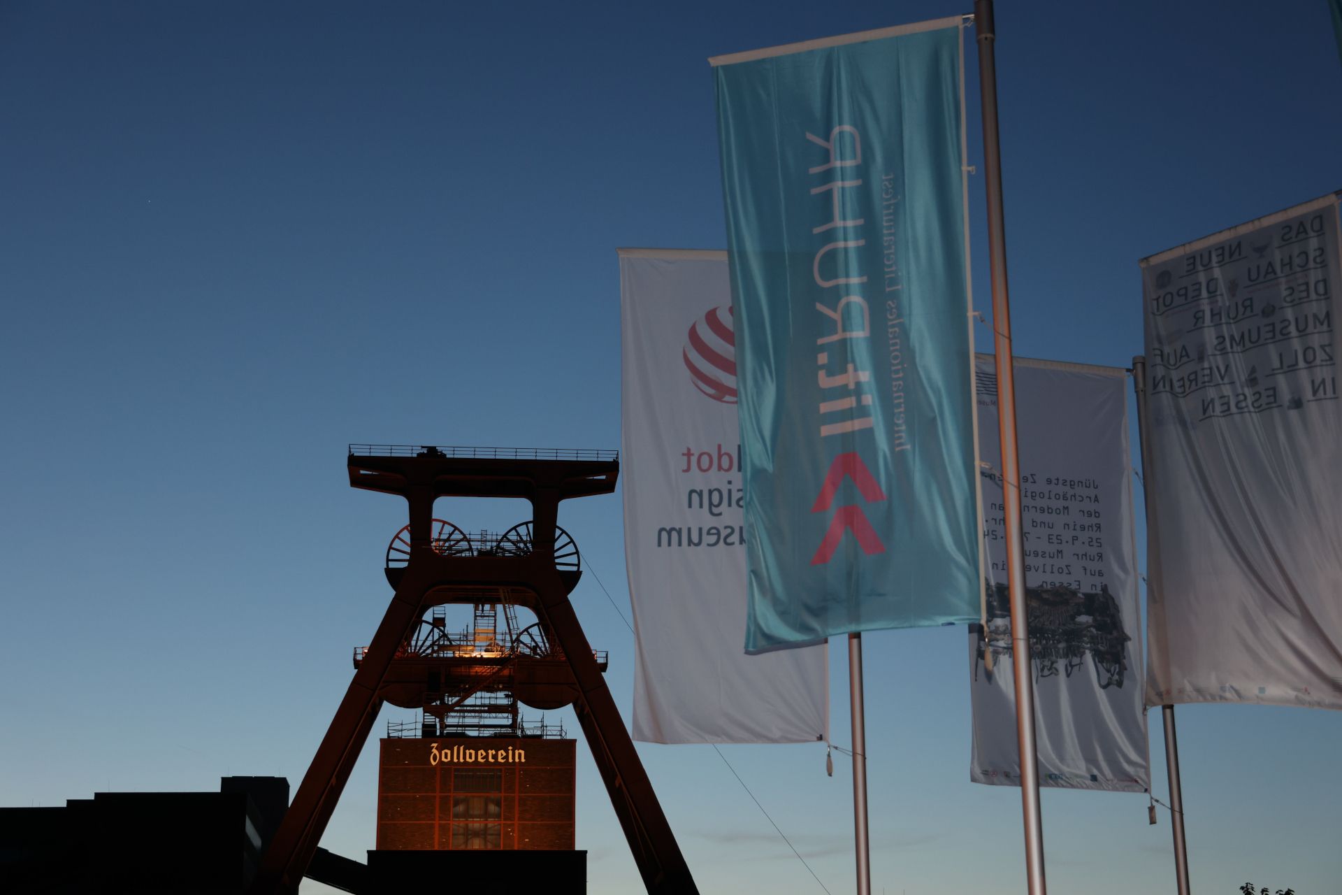 Die lit.RUHR breitet sich über mehrere Städte des Ruhrgebiets aus. Das UNESCO-Welterbe Zollverein in Essen ist der Dreh- und Angelpunkt des Festivals