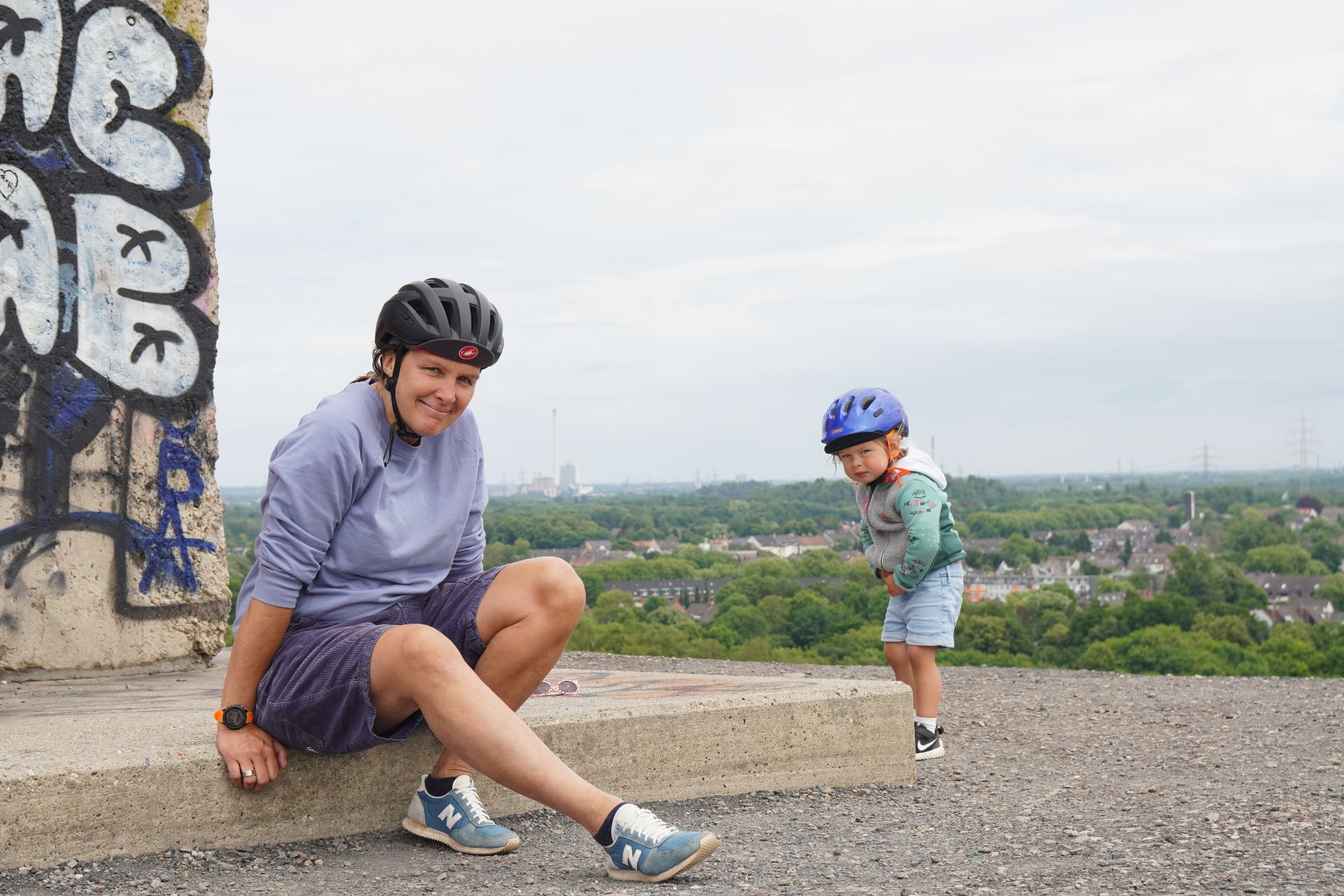 Jule Wagner, Mutter und Kind legen eine Pause an der Halde Rheinelbe in Gelsenkirchen ein