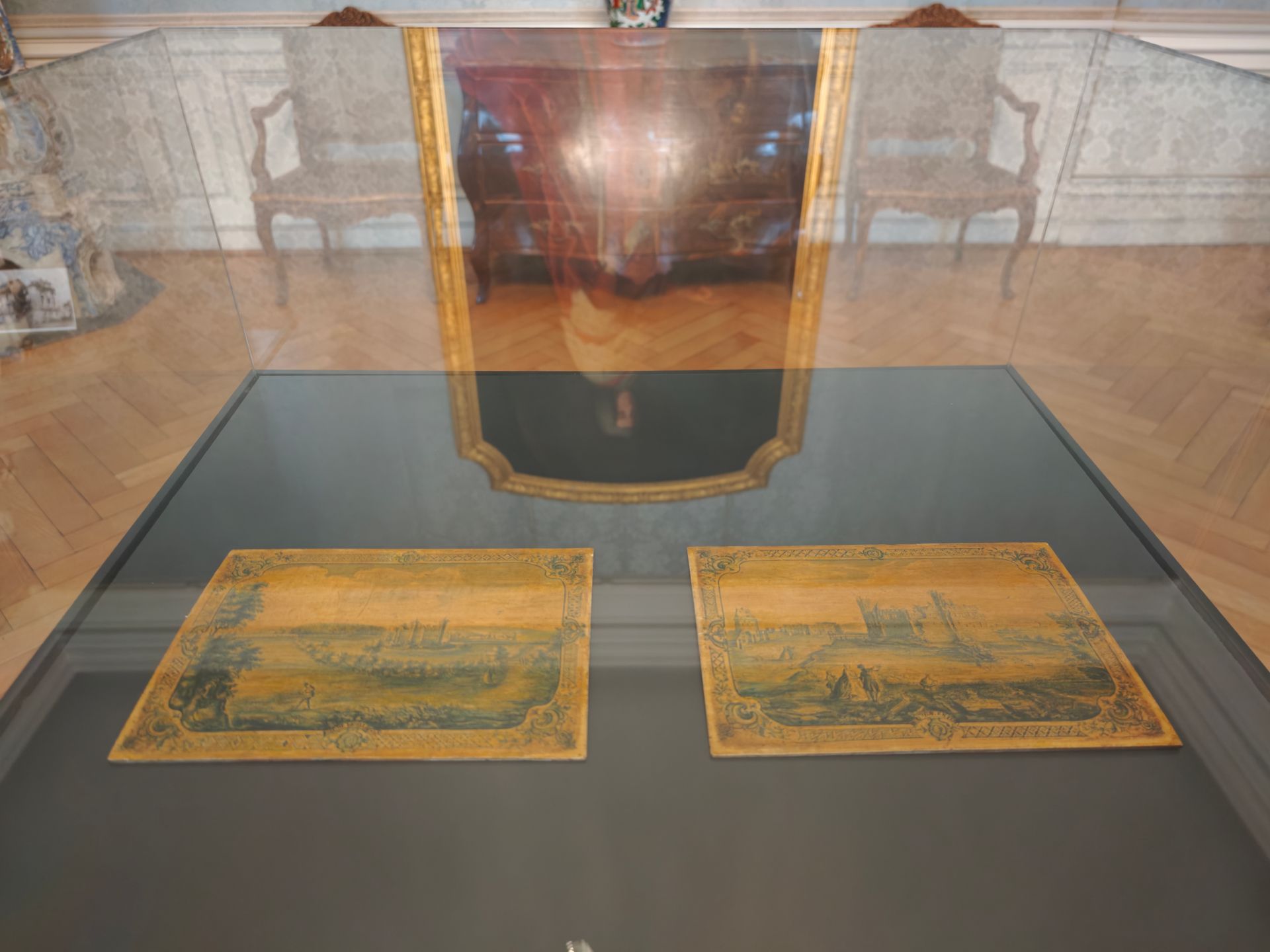 Zu den Exponaten gehören zwei Darstellungen der 1689 im Pfälzischen Erbfolgekrieg zerstörten mittelalterlichen Landesburg, auf der die kurkölnische Sommerresidenz wenige Jahrzehnte später errichtet werden sollte