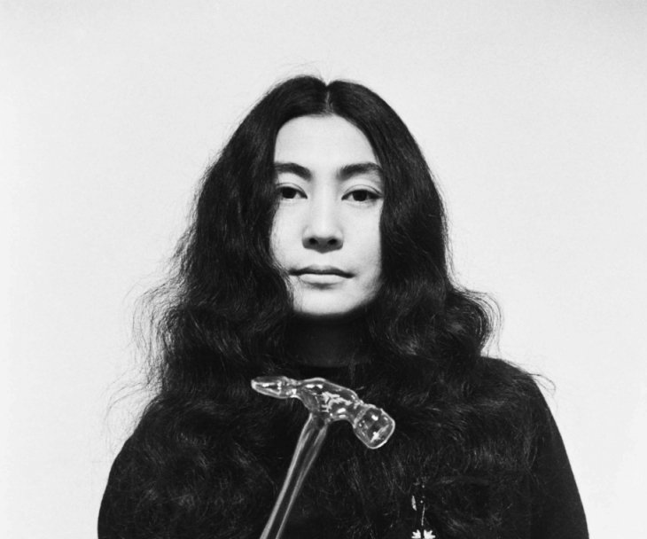 Yoko Ono with Glass Hammer, 1967, from HALF-A-WIND SHOW, Lisson Gallery, London, 1967, © Yoko Ono, Foto: Clay Perry