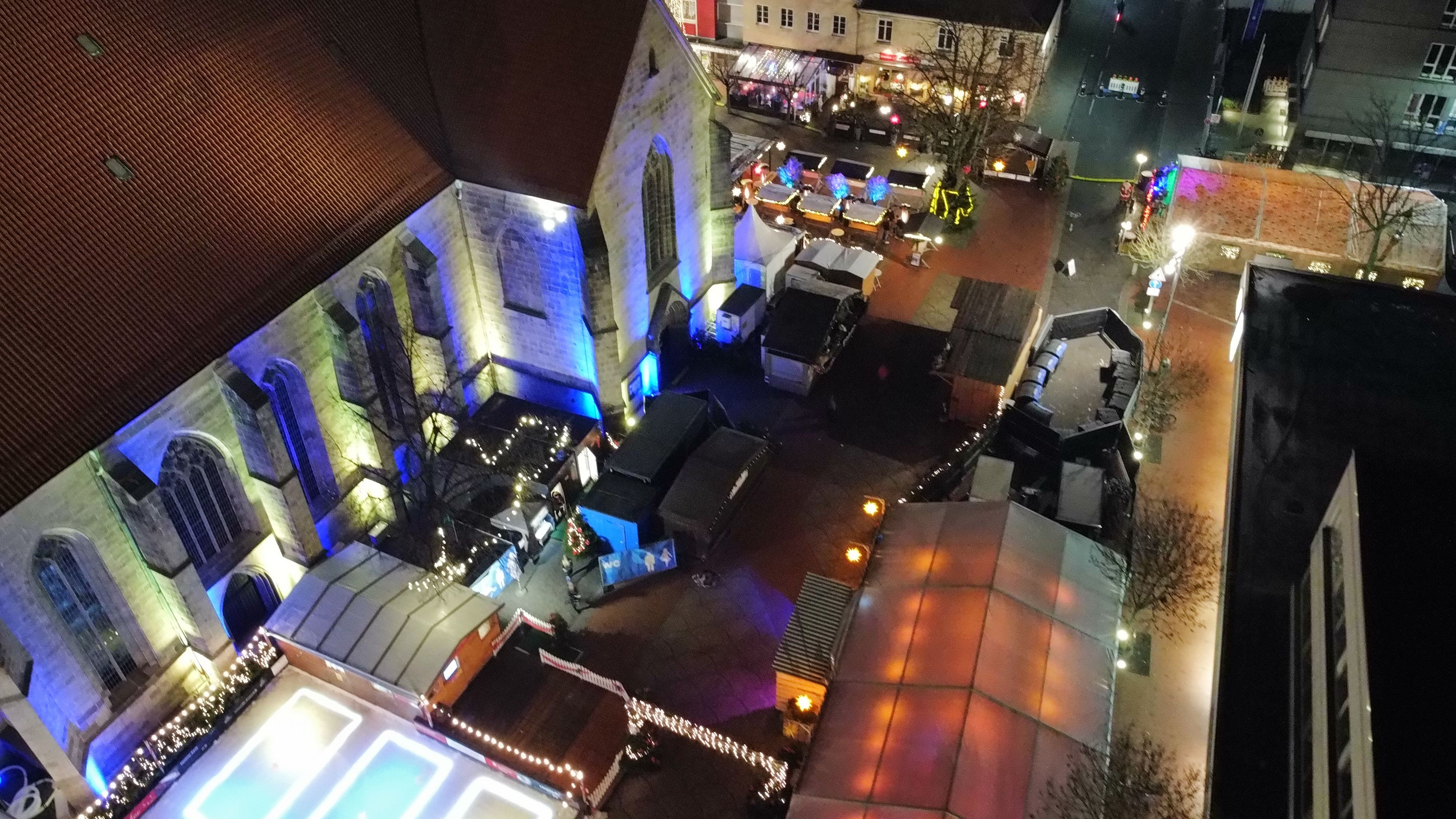 Luftaufnahme des Weihnachtsmarkts in Hamm bei Nacht.