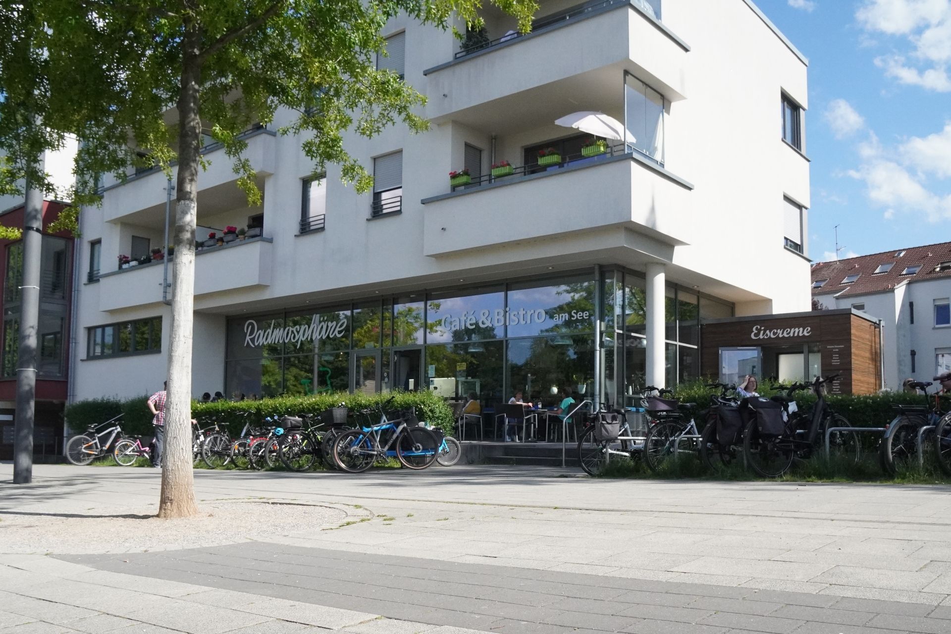 Jule Wagner, Radmosphäre, ein Café am Niederfeldsee in Essen