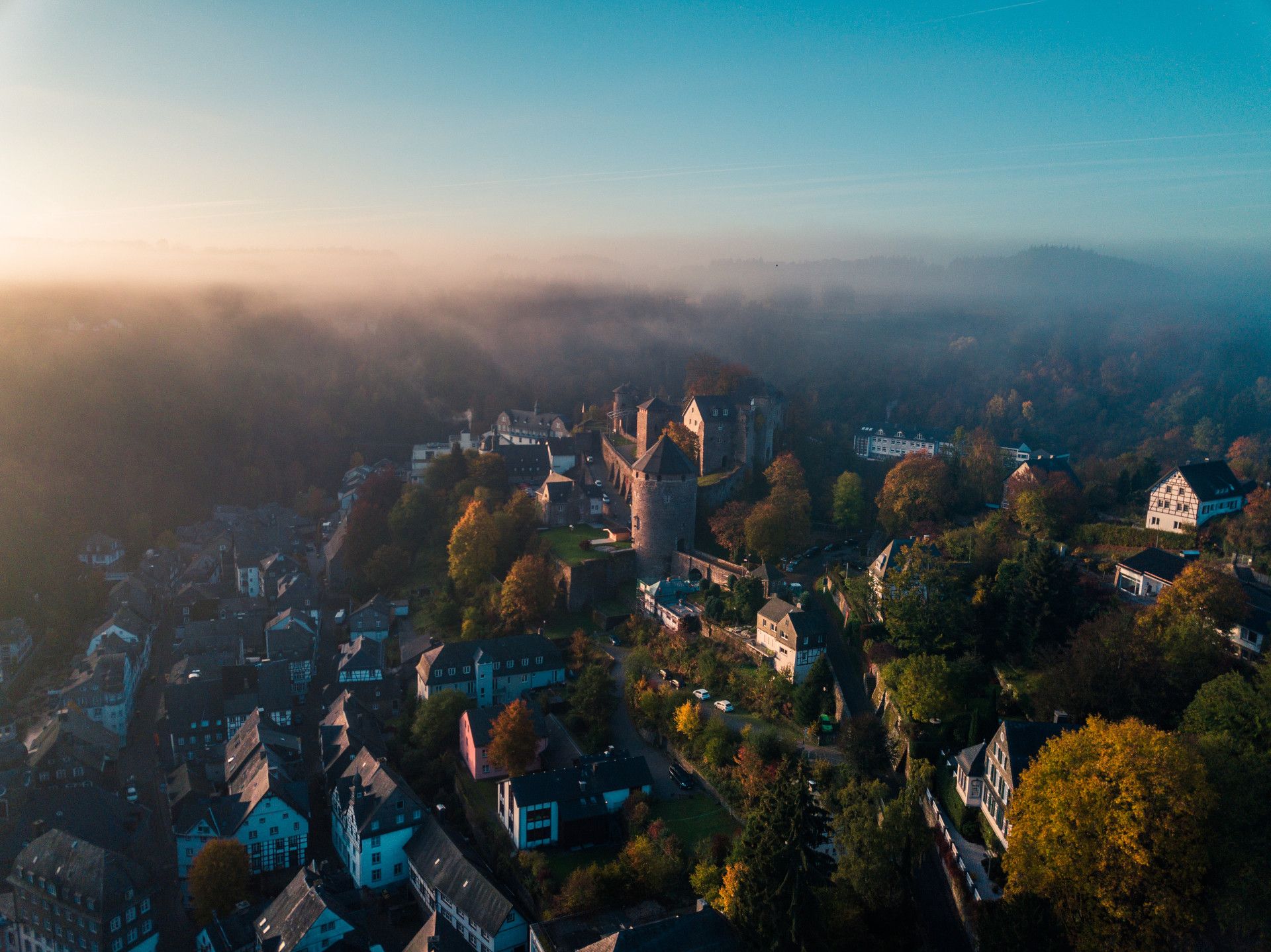 Ein weiter Blick über die Burg Monschau in der Eifel