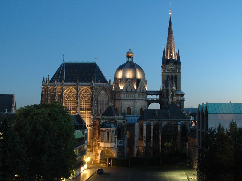 Der Aachener Dom ist am Abend hell erleuchtet