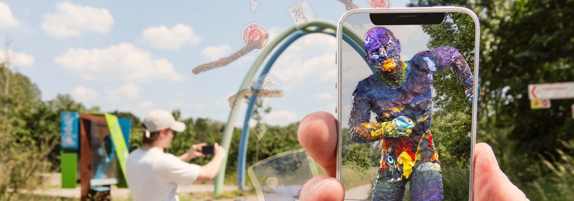 Virtuelle Figuren erscheinen bei Tim Berresheims Bilderreise am Wegesrand auf dem Bildschirm