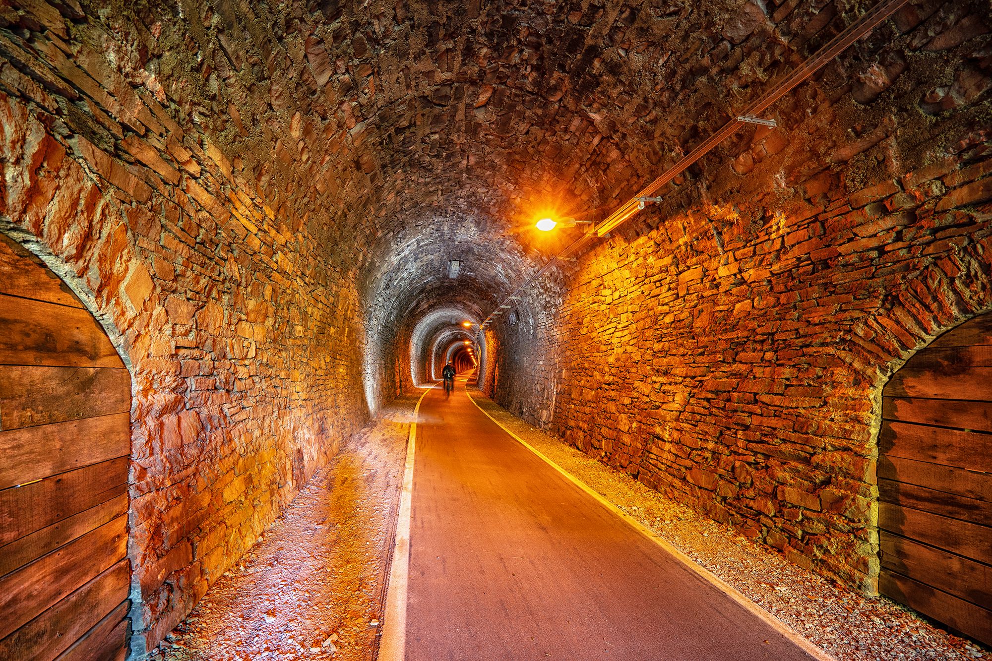 Blick in den 689 Meter langen Kückelheimer Tunnel (Fledermaustunnel), der Höhepunkt des "SauerlandRadringes"