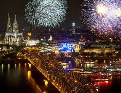 Dom, Rhein und Hohenzollernbrücke erstrahlen im Schein der Kölner Lichter, © Dieter Jacobi / Köln Tourismus