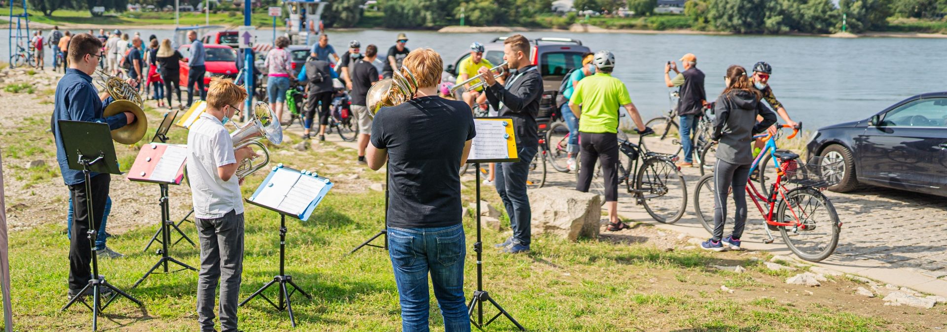An der Rheinfähre in Urdenbach-Zons tritt das Bläserensemble der Musikschule Dormagen auf