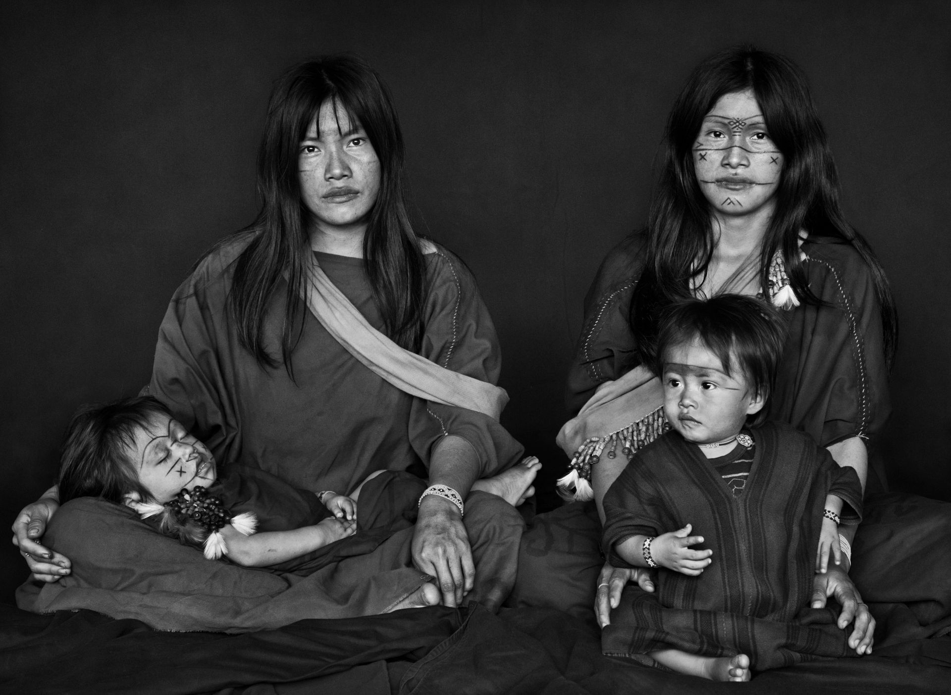 Salgados Fotografien zeigen die indigene Bevölkerung, unter anderem auch Familien mit kleinen Kindern