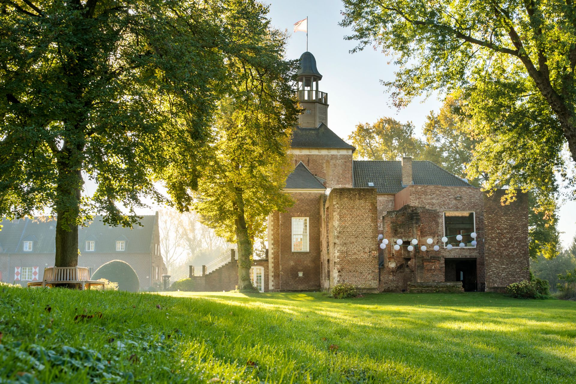 Der Turmbau setzt mit seiner Freitreppe auf der einstigen Ruine des Schlosses Hertefeld auf
