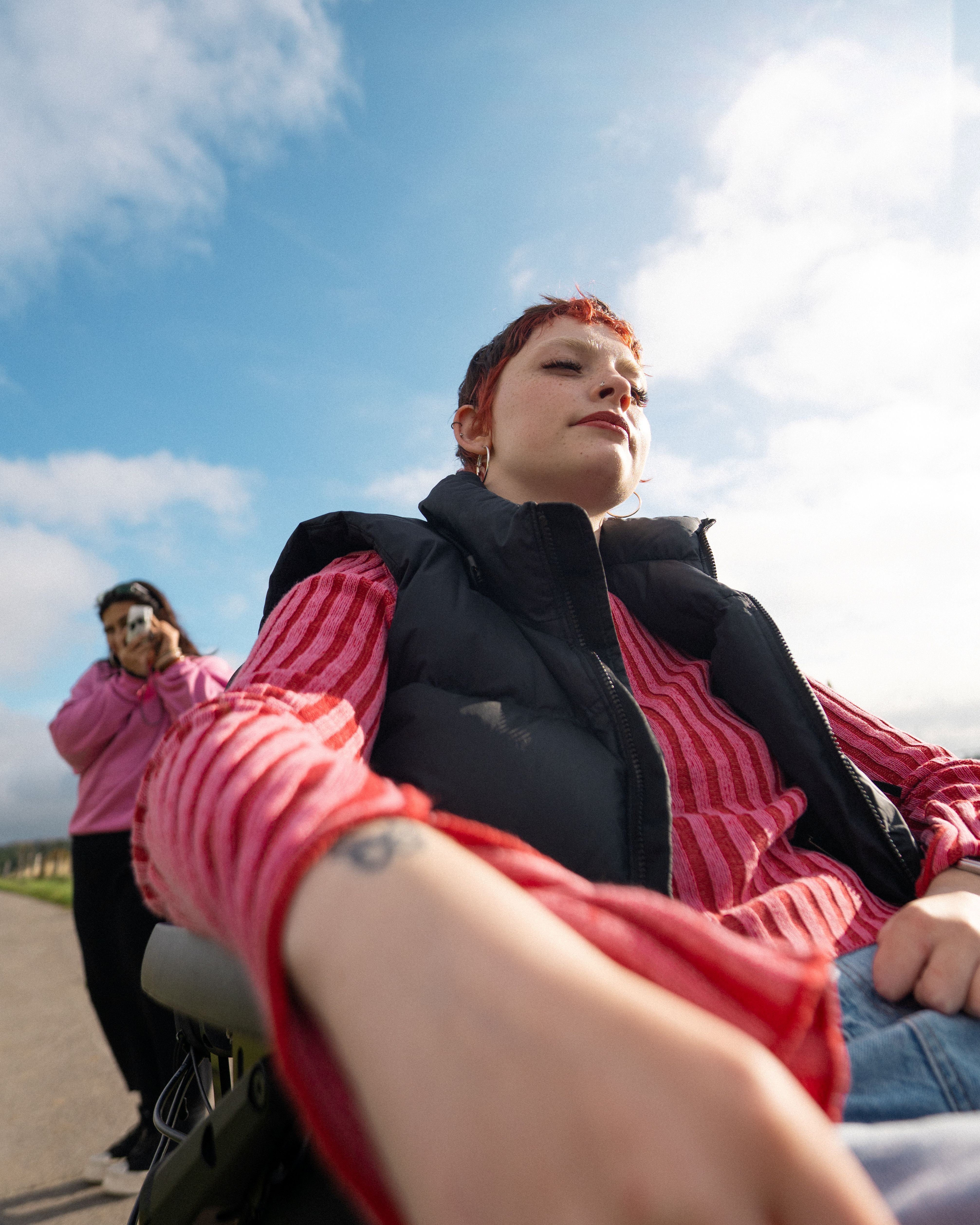 Constanze Schmitt, Freundin macht ein Foto ihrer Freundin in Monschau, Eifel