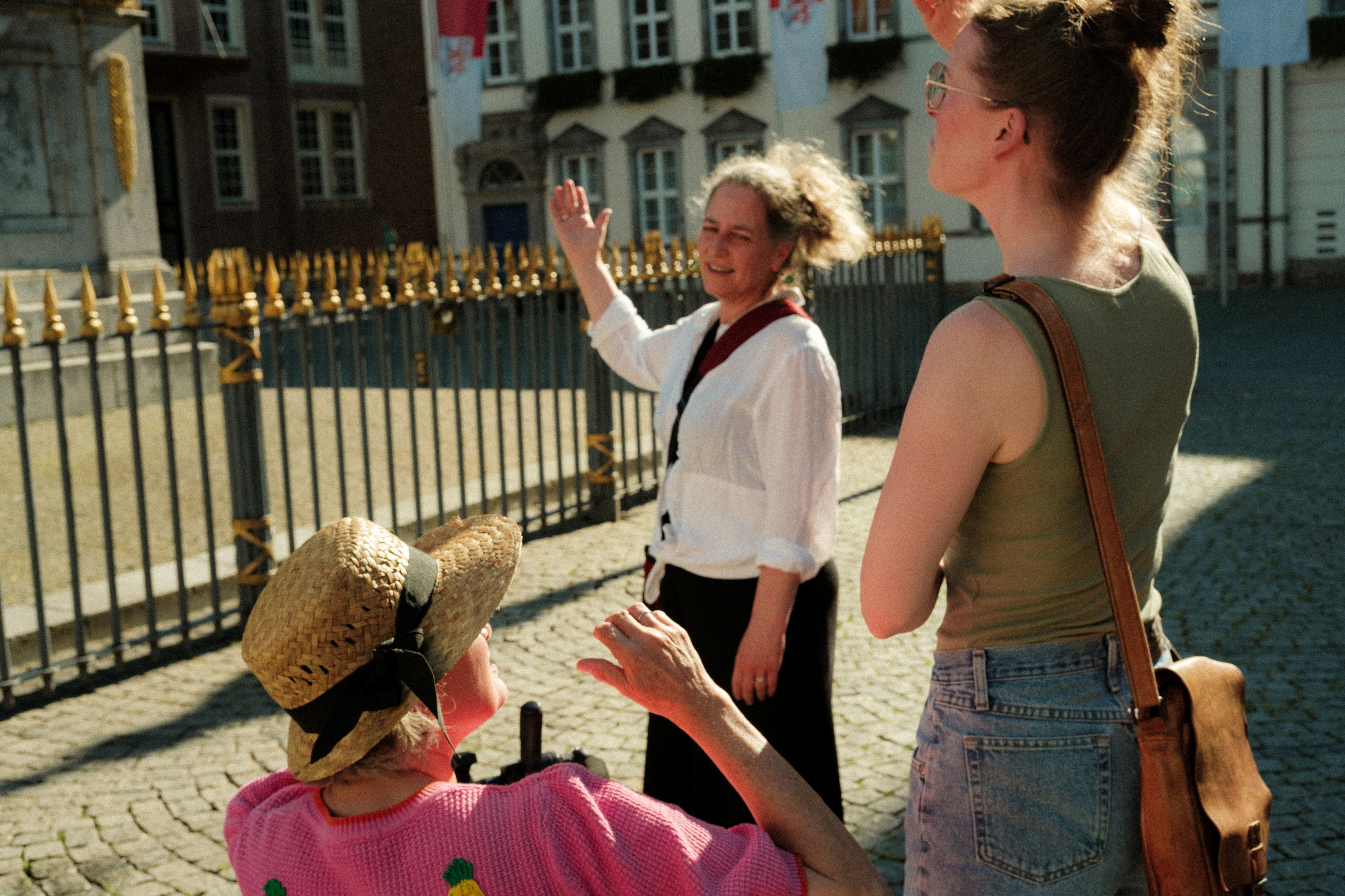 Molle & Korn, Lukasz Kus, Drei Frauen bei barrierefreier Stadttour am Rathausplatz in Düsseldorf