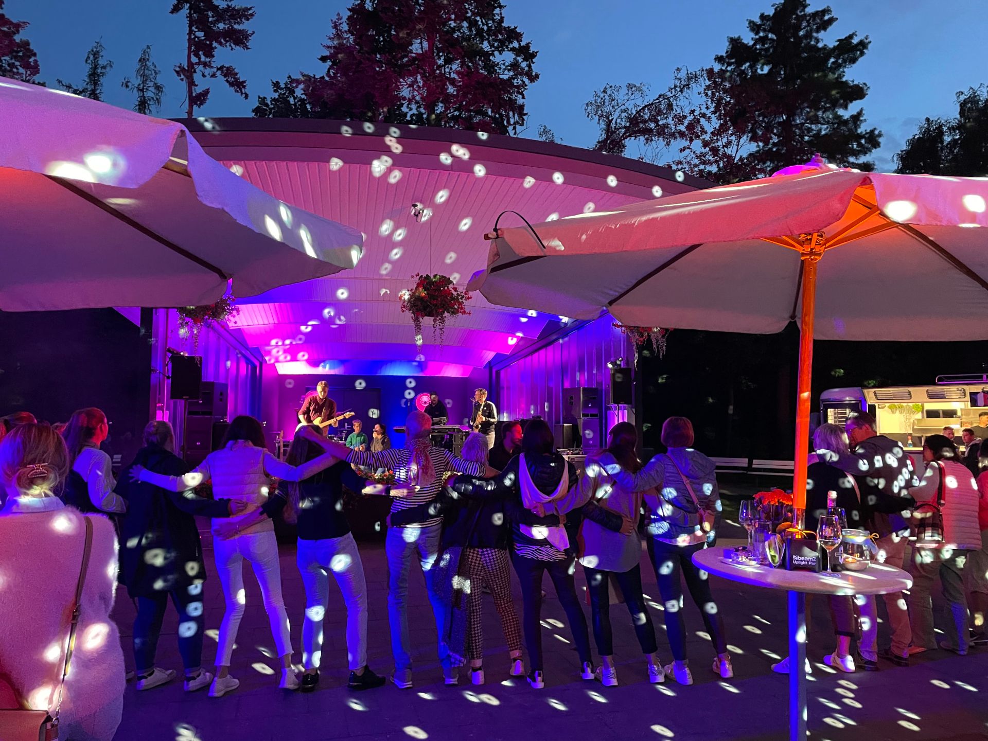 Beim Weinfest in Bad Waldliesborn sorgen Musikgruppen für Stimmung