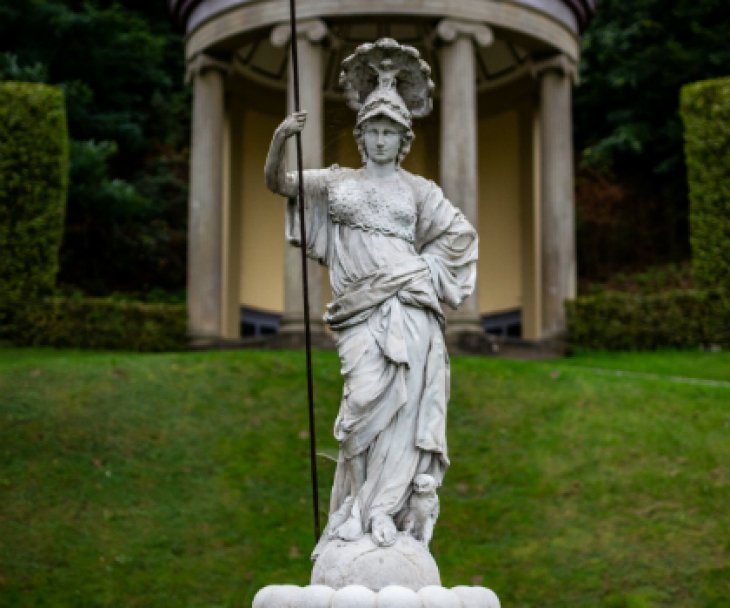 Eine Statue der Pallas-Athene und der Ceres-Tempel im Barockgarten des Museum Kurhaus Kleve, © Tourismus NRW e.V.