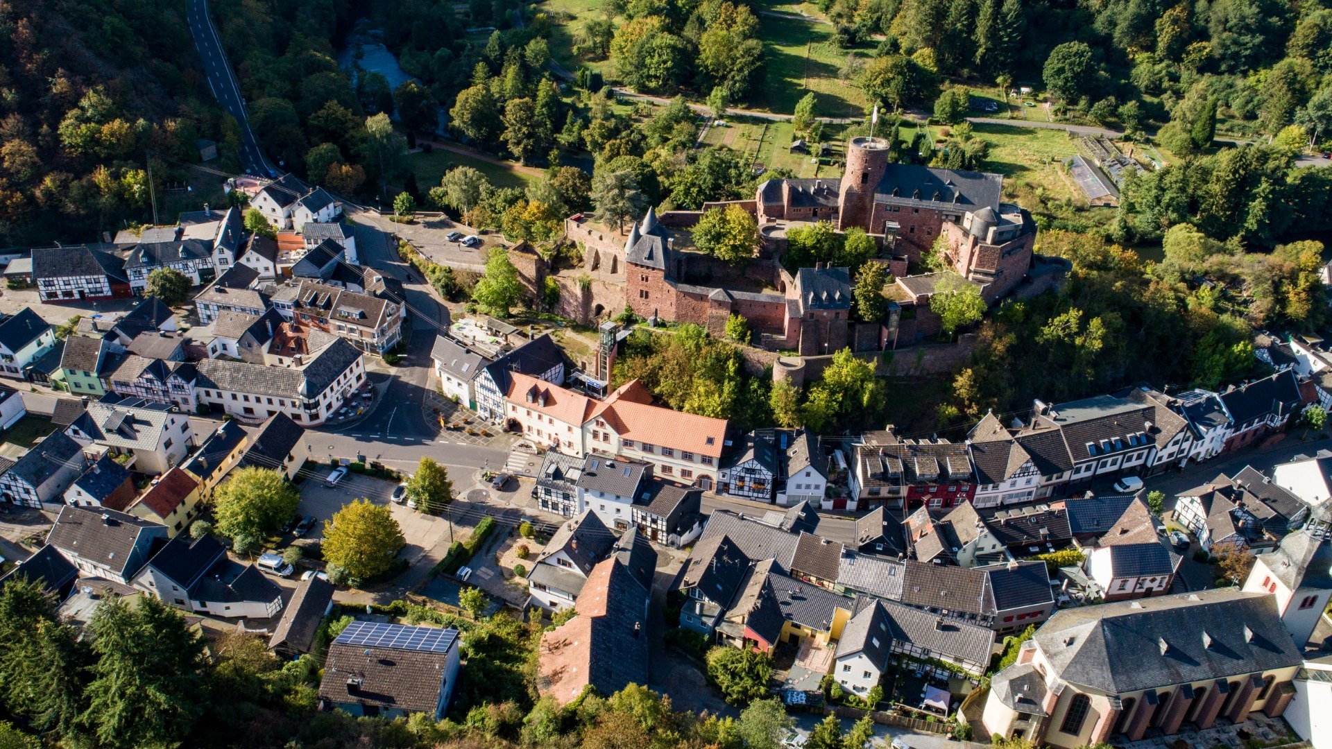 Burg Hengebach in Heimbach in der Eifel beheimatet die Internationale Kunstakademie , © Tourismus NRW e.V. 