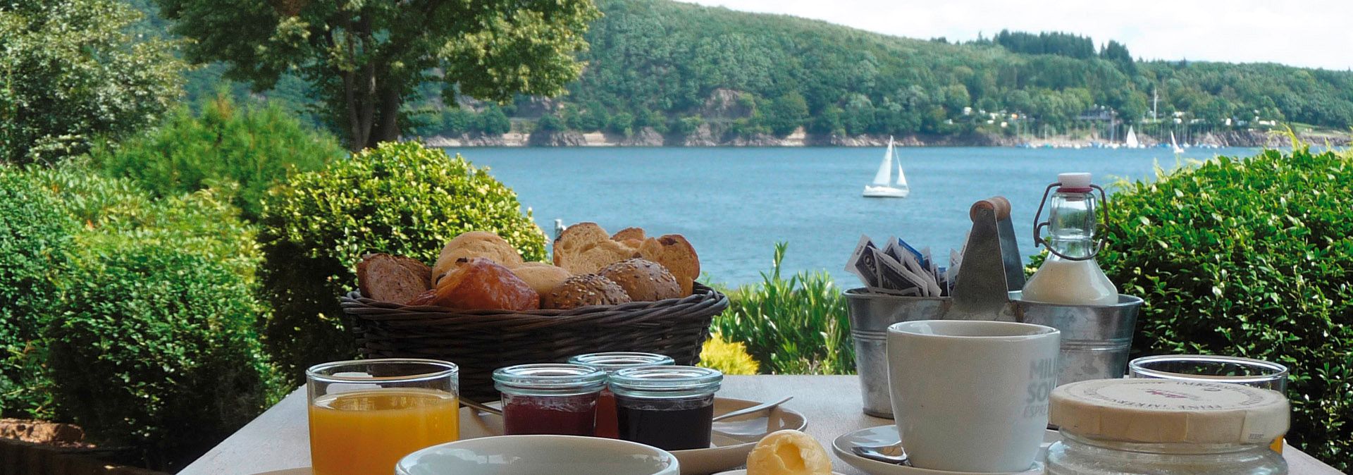 An idyllischen Orten im Monschauer Land können Reisende ausgiebig schlemmen und die Aussicht genießen