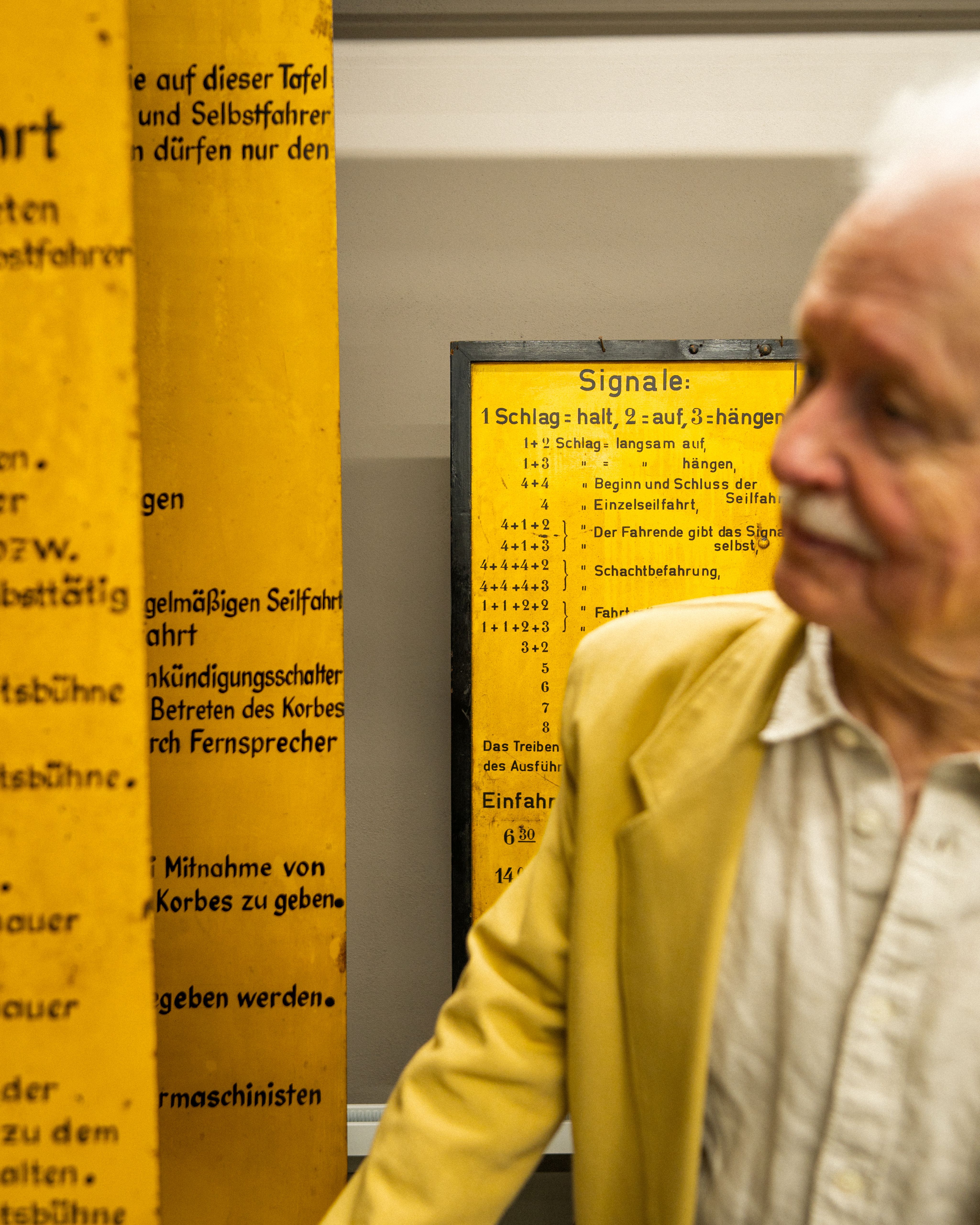 Ein älterer Herr erkundet das Ruhr Museum